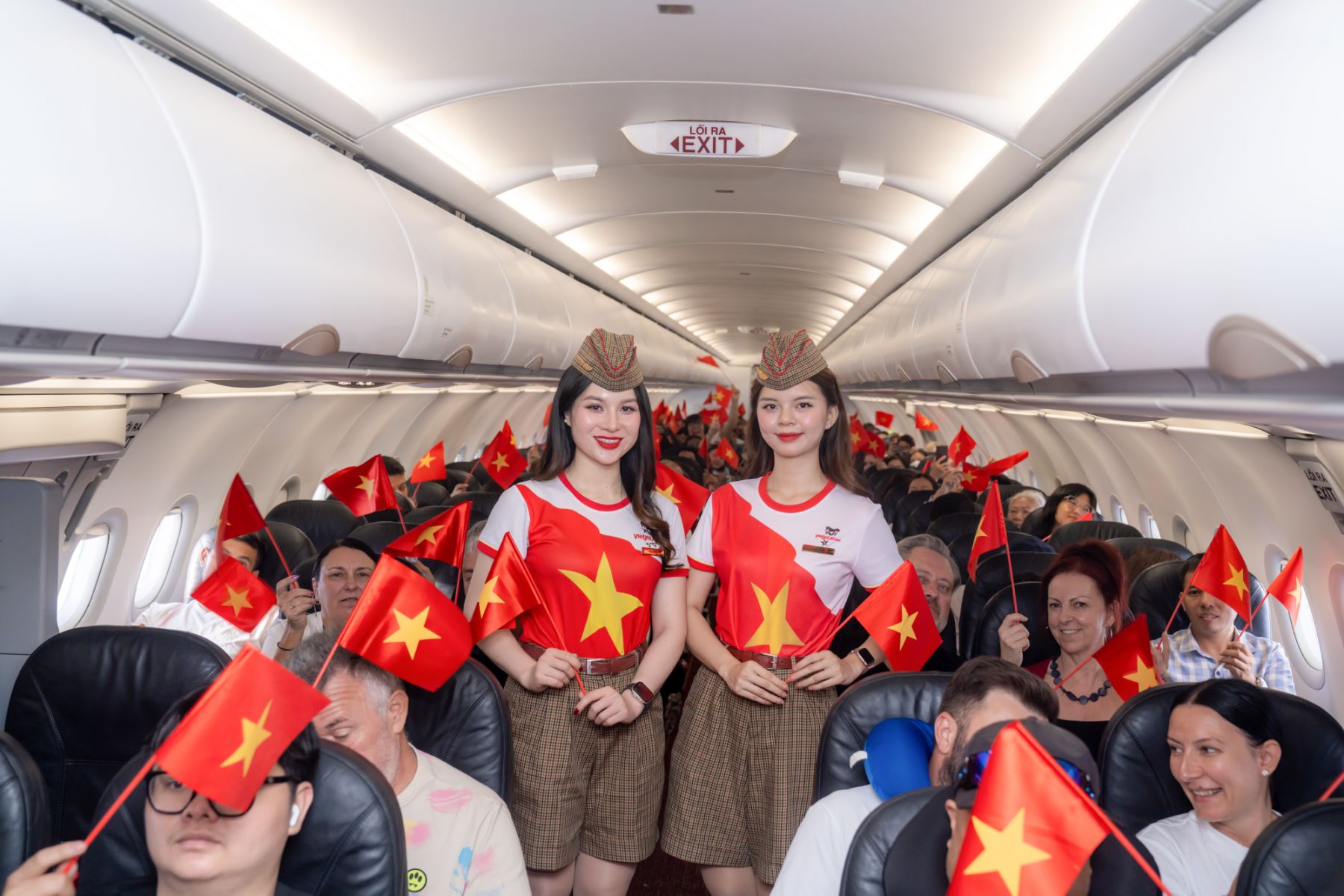 Sắc đỏ sao v&agrave;ng rực rỡ từ s&acirc;n bay đến những chuyến bay Vietjet dịp Quốc kh&aacute;nh 2/9- Ảnh 3.