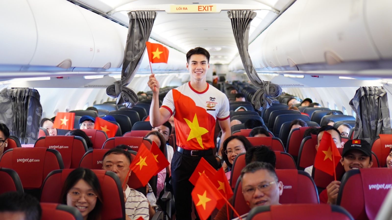 Sắc đỏ sao v&agrave;ng rực rỡ từ s&acirc;n bay đến những chuyến bay Vietjet dịp Quốc kh&aacute;nh 2/9- Ảnh 9.