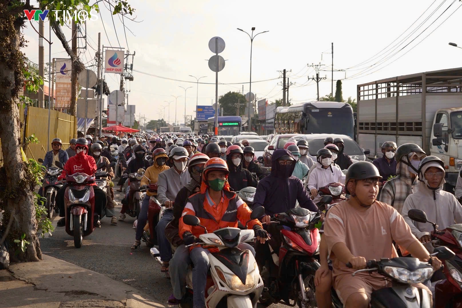 D&ograve;ng người nối d&agrave;i trở lại TP Hồ Ch&iacute; Minh sau kỳ nghỉ lễ 2/9- Ảnh 16.