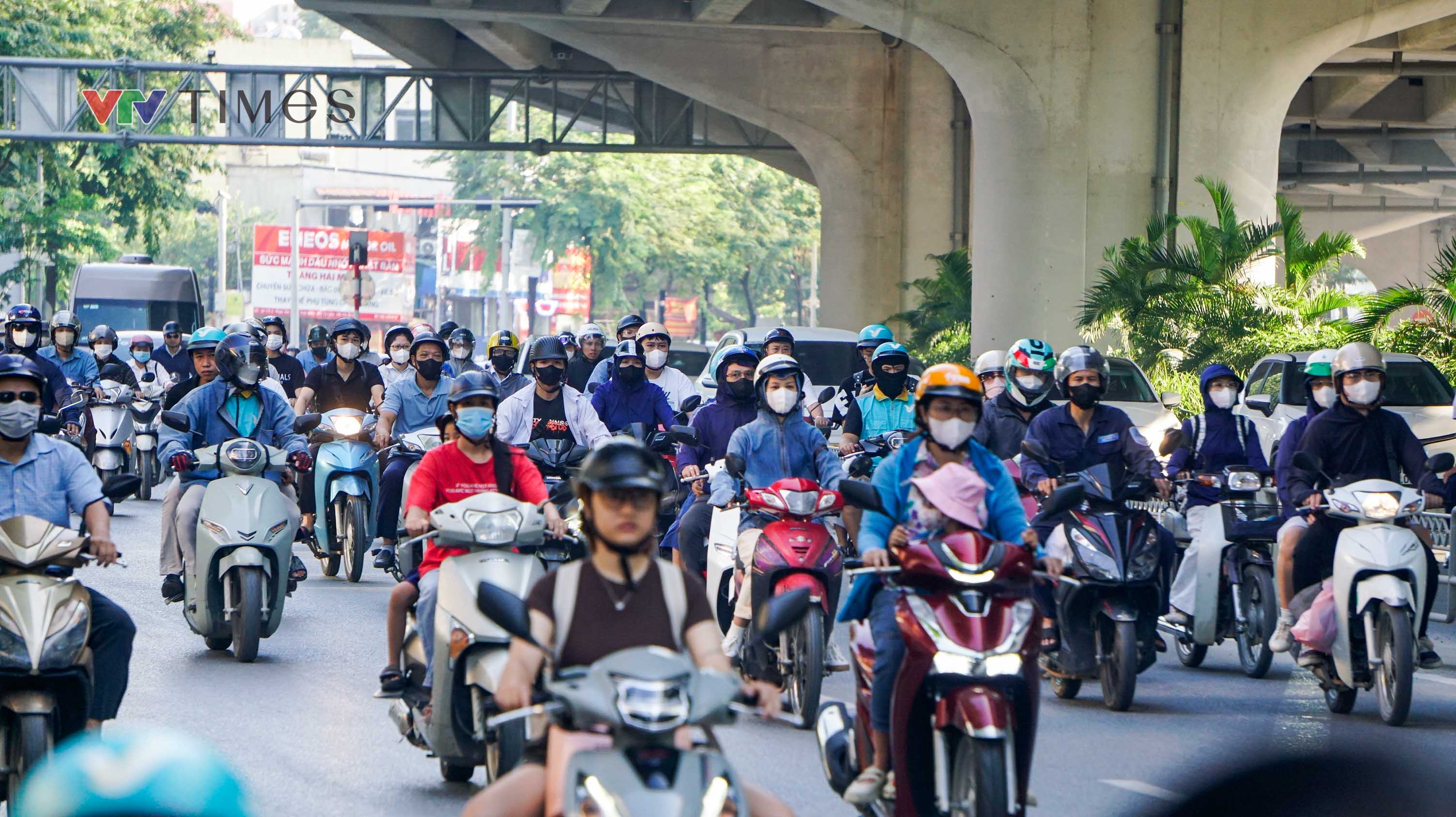 Đường phố H&agrave; Nội đ&ocirc;ng đ&uacute;c ng&agrave;y đầu đi l&agrave;m sau kỳ nghỉ lễ - Ảnh 9.
