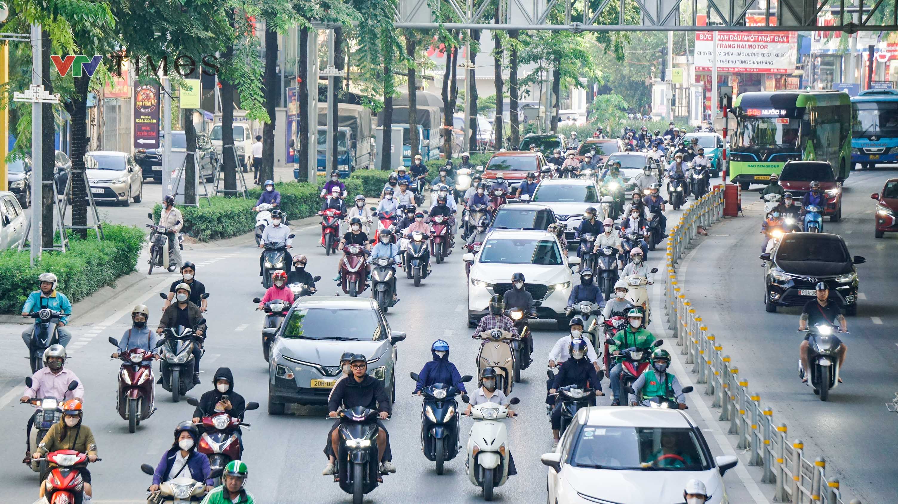 Đường phố H&agrave; Nội đ&ocirc;ng đ&uacute;c ng&agrave;y đầu đi l&agrave;m sau kỳ nghỉ lễ - Ảnh 8.