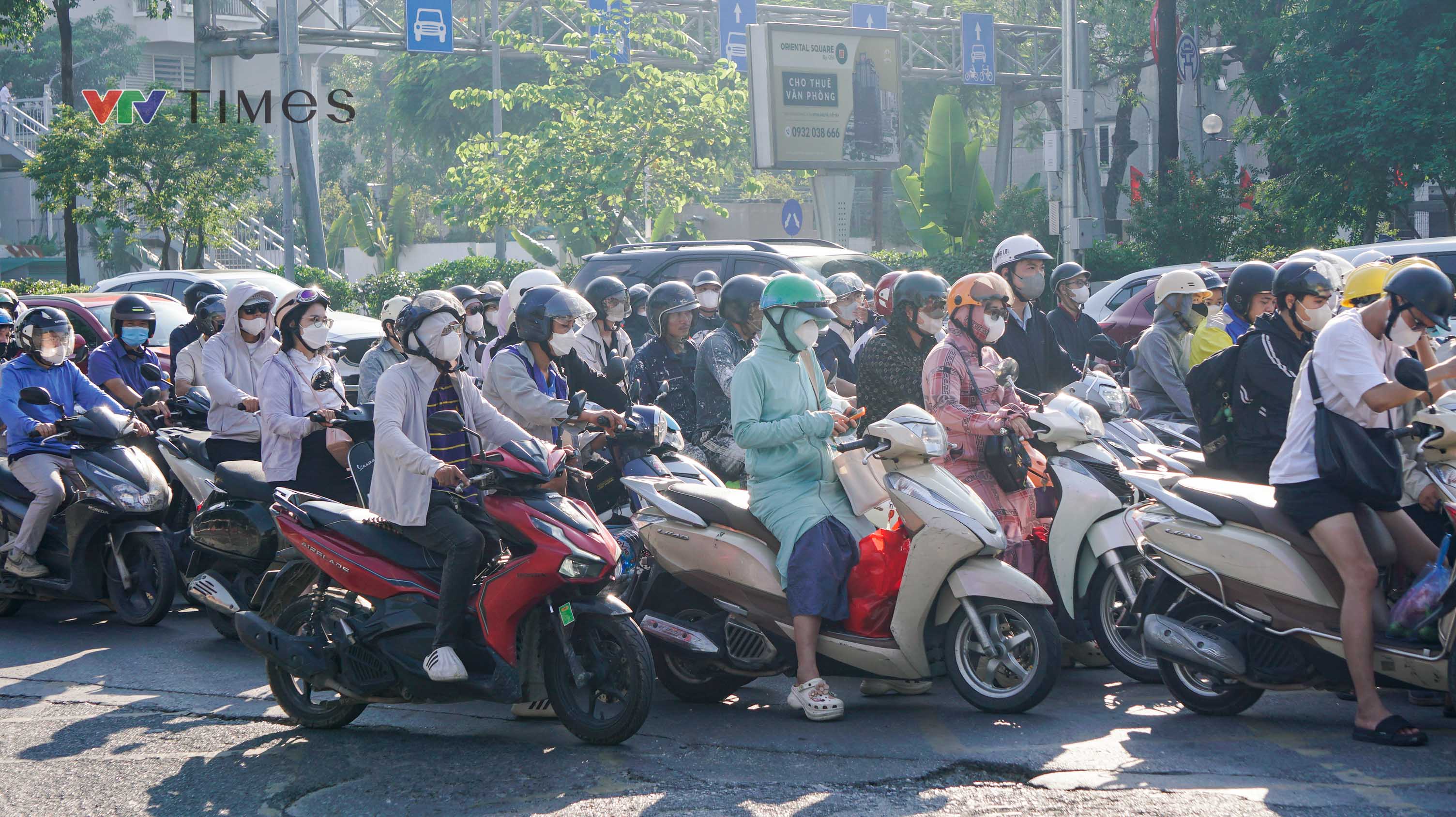 Đường phố H&agrave; Nội đ&ocirc;ng đ&uacute;c ng&agrave;y đầu đi l&agrave;m sau kỳ nghỉ lễ - Ảnh 7.