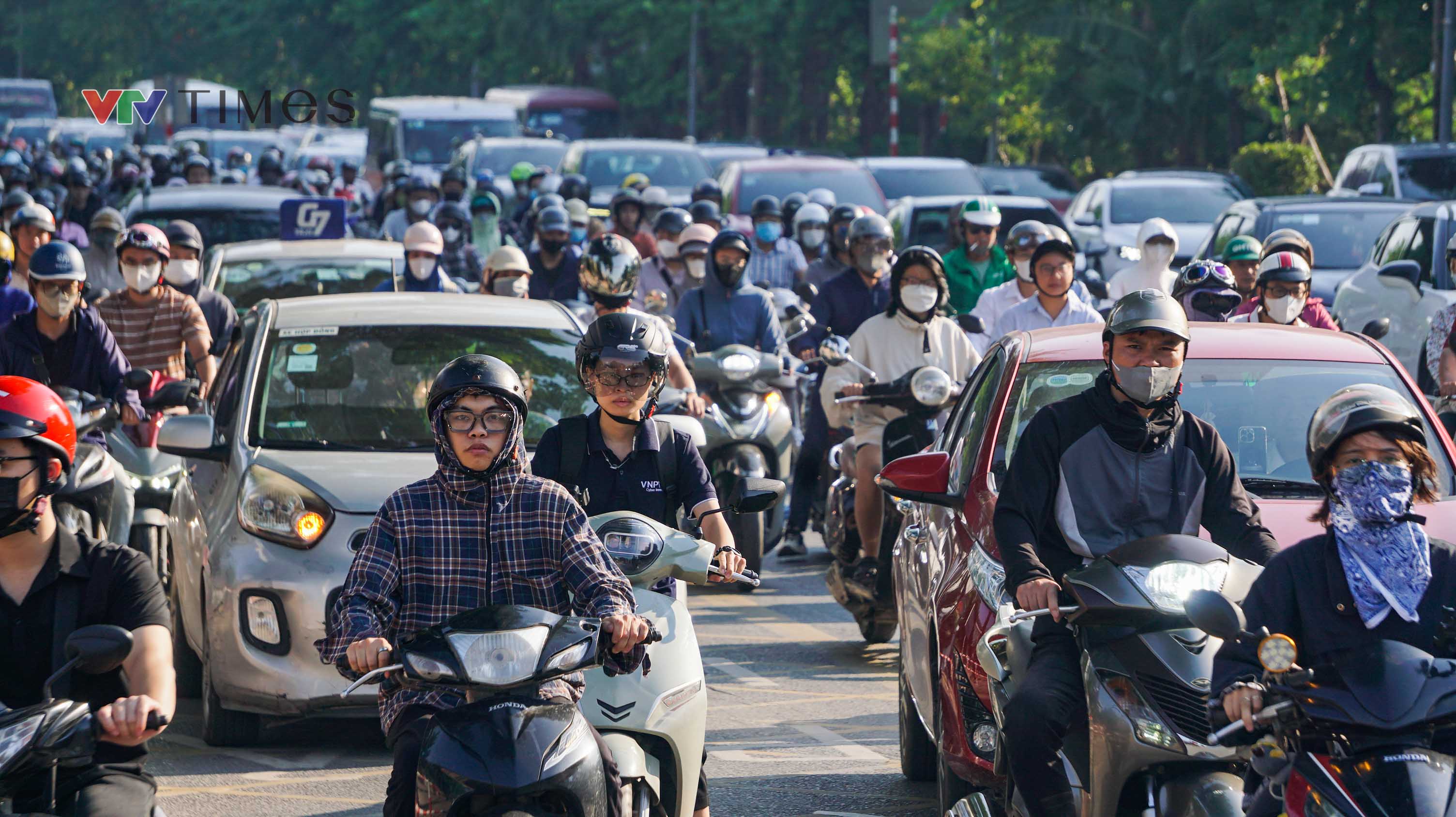 Đường phố H&agrave; Nội đ&ocirc;ng đ&uacute;c ng&agrave;y đầu đi l&agrave;m sau kỳ nghỉ lễ - Ảnh 5.