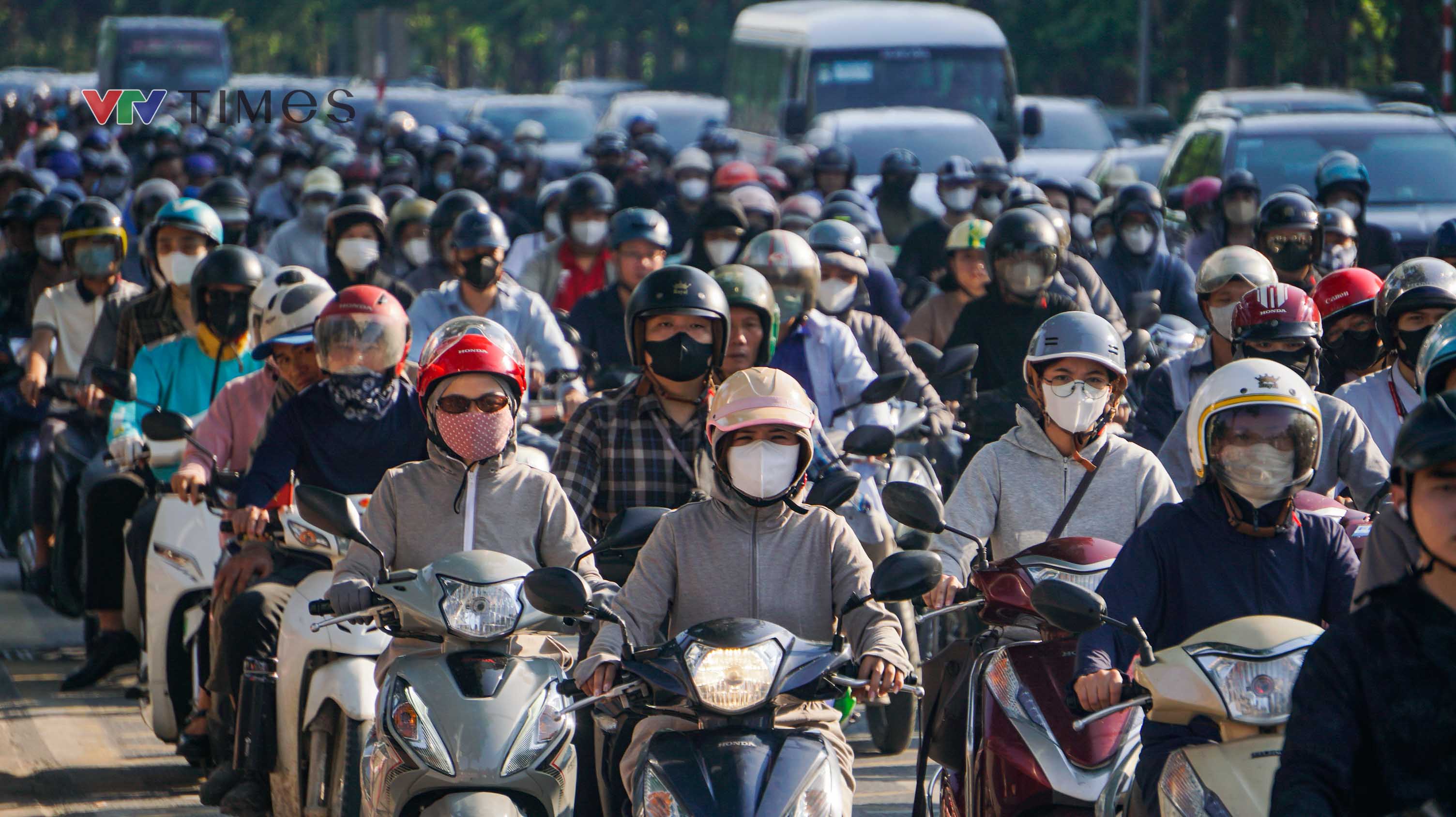 Đường phố H&agrave; Nội đ&ocirc;ng đ&uacute;c ng&agrave;y đầu đi l&agrave;m sau kỳ nghỉ lễ - Ảnh 1.