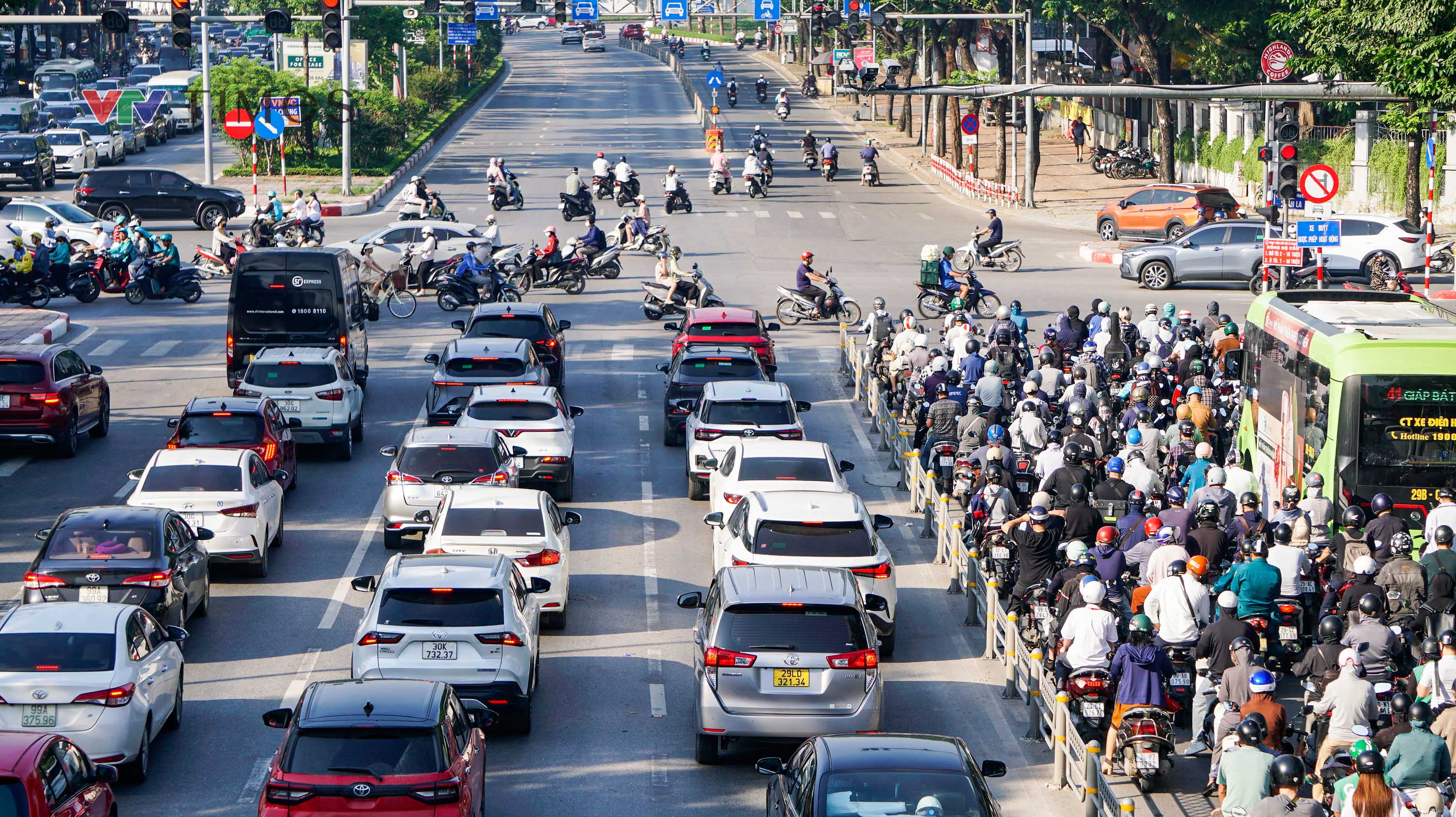 Đường phố H&agrave; Nội đ&ocirc;ng đ&uacute;c ng&agrave;y đầu đi l&agrave;m sau kỳ nghỉ lễ - Ảnh 4.