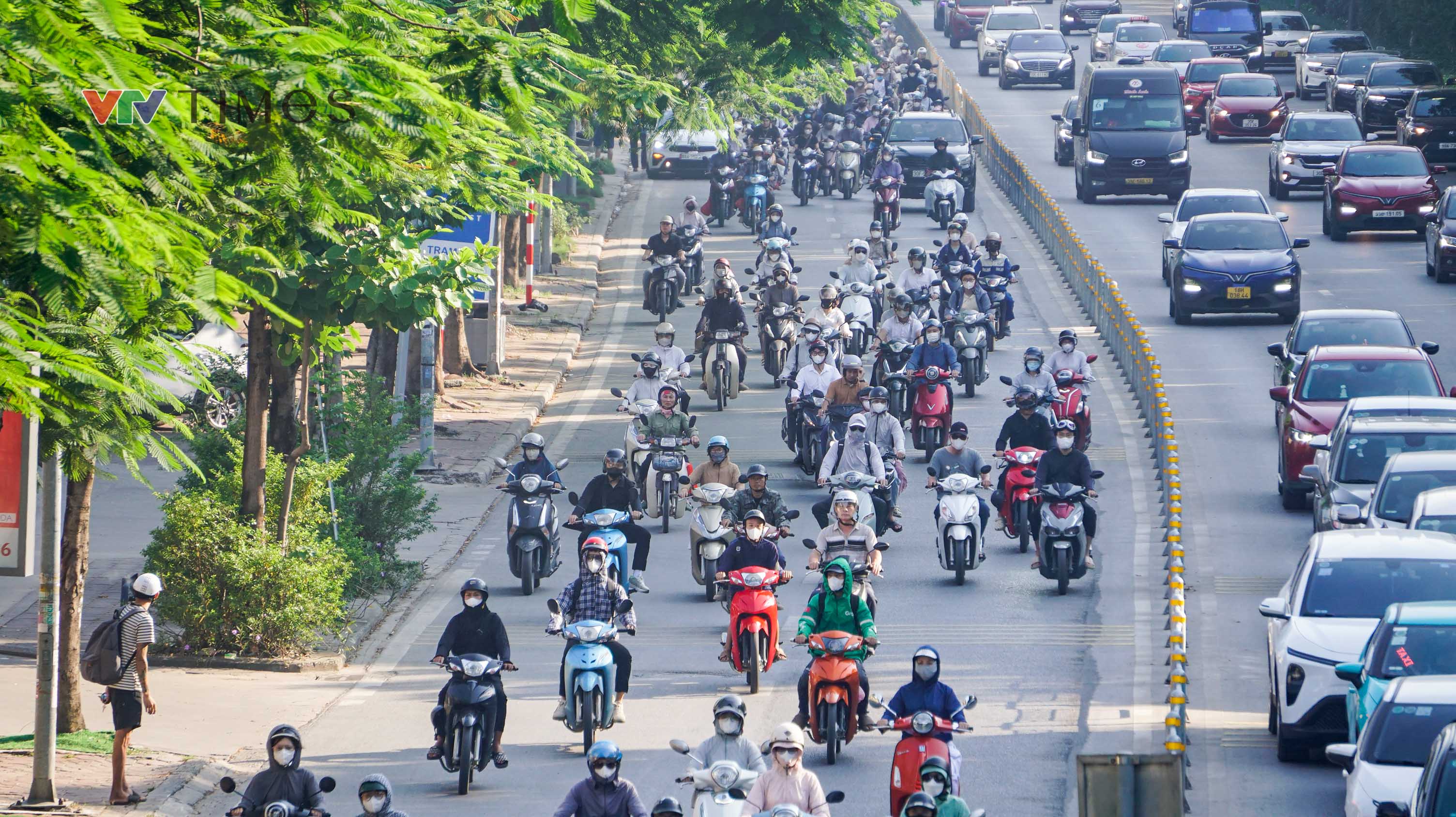 Đường phố H&agrave; Nội đ&ocirc;ng đ&uacute;c ng&agrave;y đầu đi l&agrave;m sau kỳ nghỉ lễ - Ảnh 2.