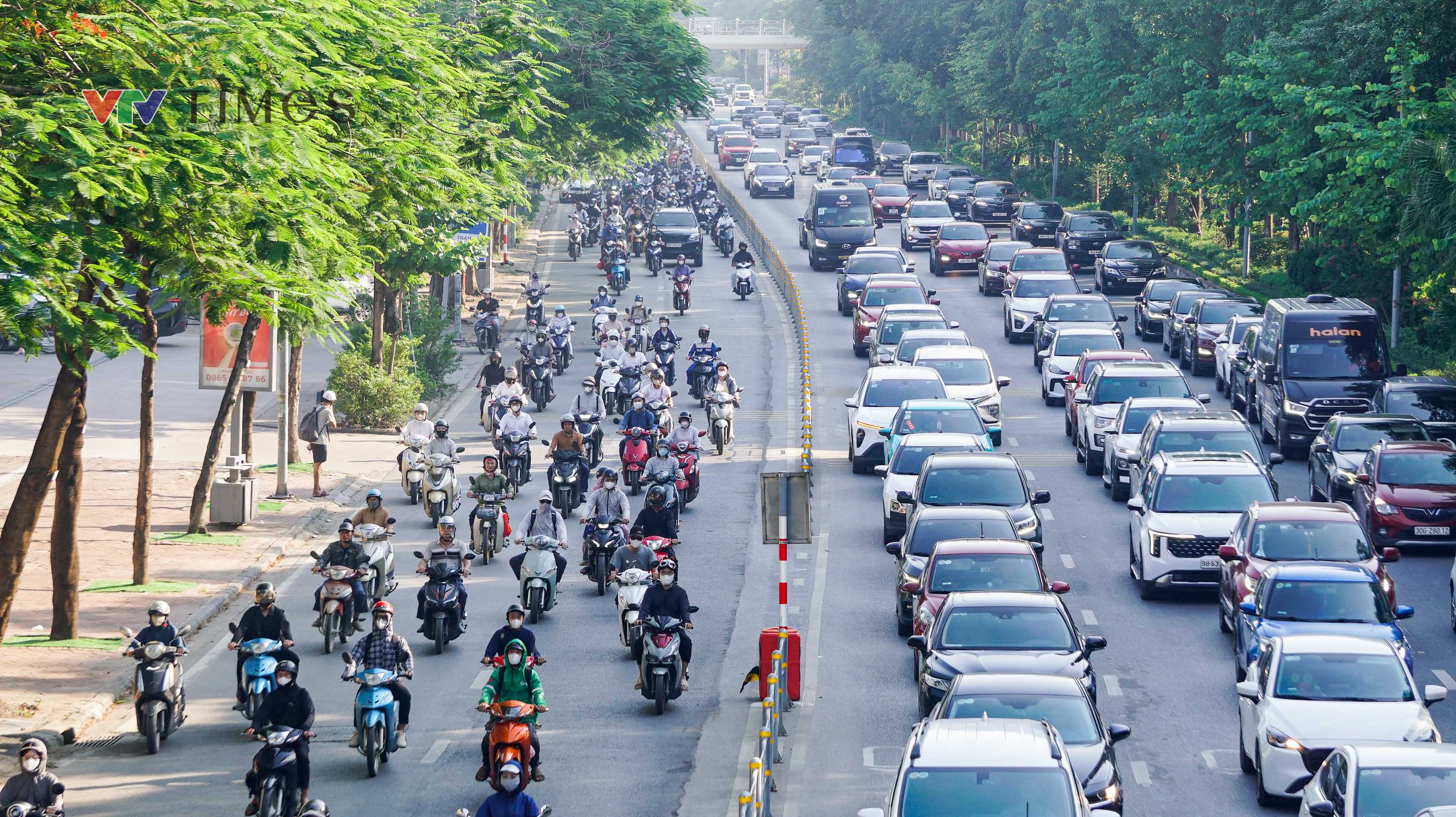 Đường phố H&agrave; Nội đ&ocirc;ng đ&uacute;c ng&agrave;y đầu đi l&agrave;m sau kỳ nghỉ lễ - Ảnh 3.