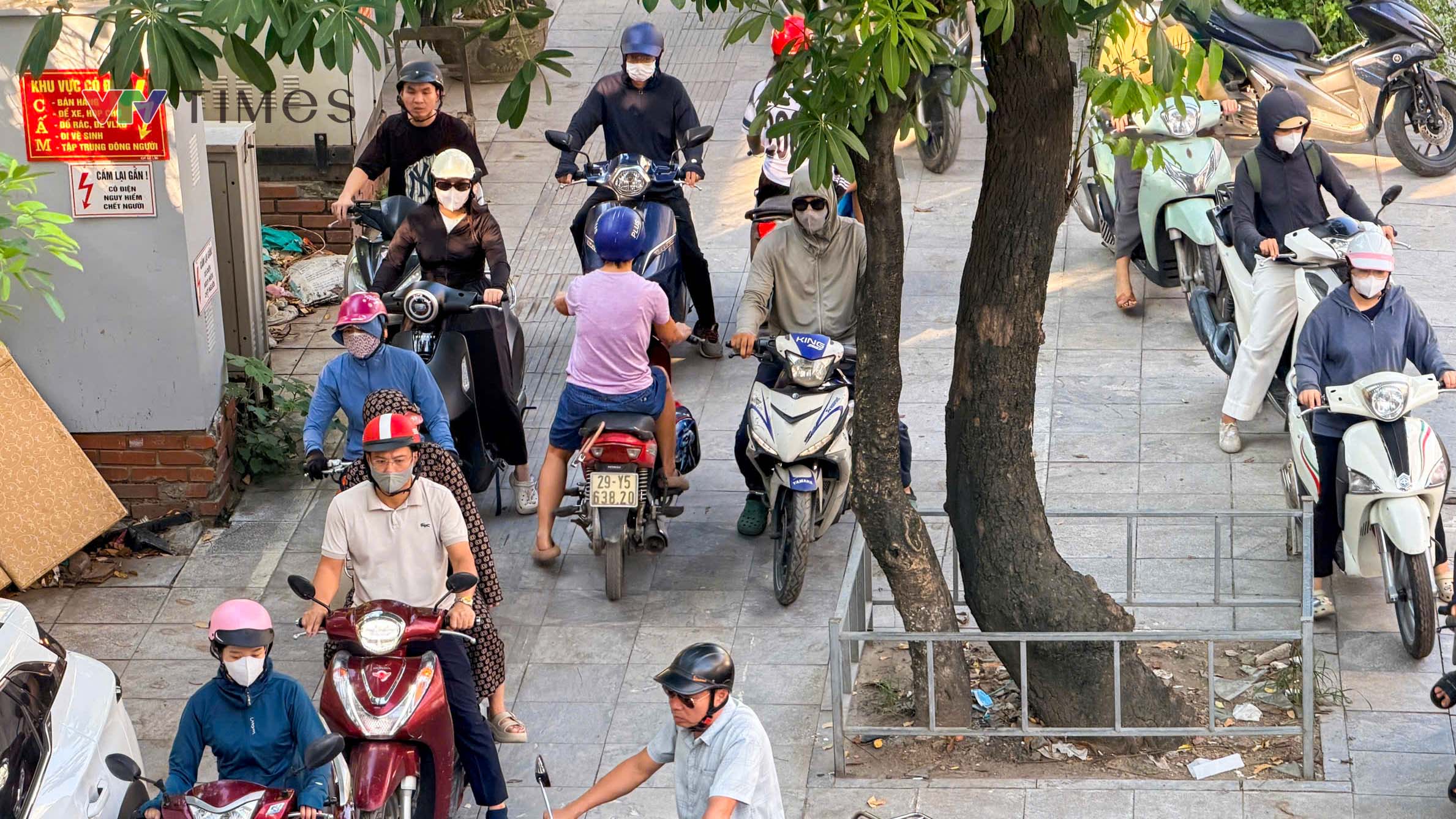 Đường phố H&agrave; Nội đ&ocirc;ng đ&uacute;c ng&agrave;y đầu đi l&agrave;m sau kỳ nghỉ lễ - Ảnh 12.