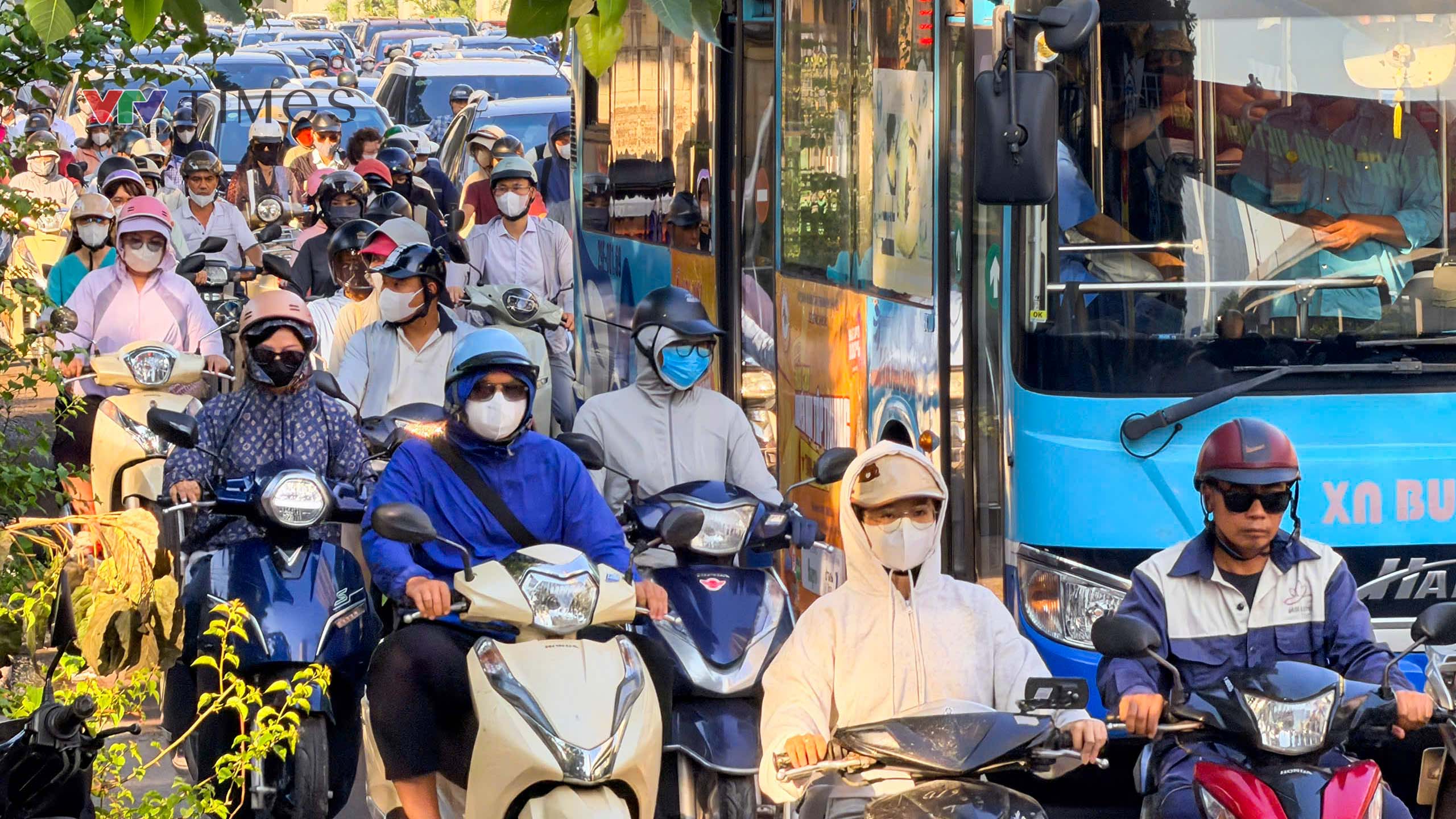 Đường phố H&agrave; Nội đ&ocirc;ng đ&uacute;c ng&agrave;y đầu đi l&agrave;m sau kỳ nghỉ lễ - Ảnh 15.