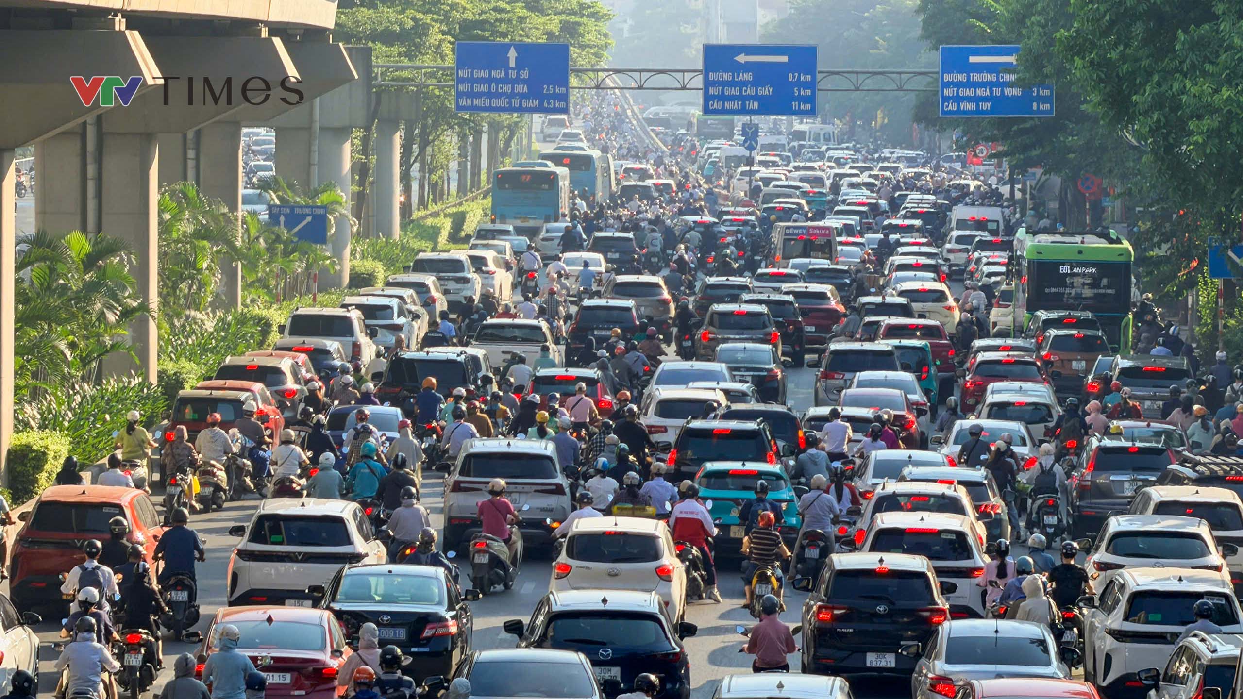 Đường phố H&agrave; Nội đ&ocirc;ng đ&uacute;c ng&agrave;y đầu đi l&agrave;m sau kỳ nghỉ lễ - Ảnh 13.