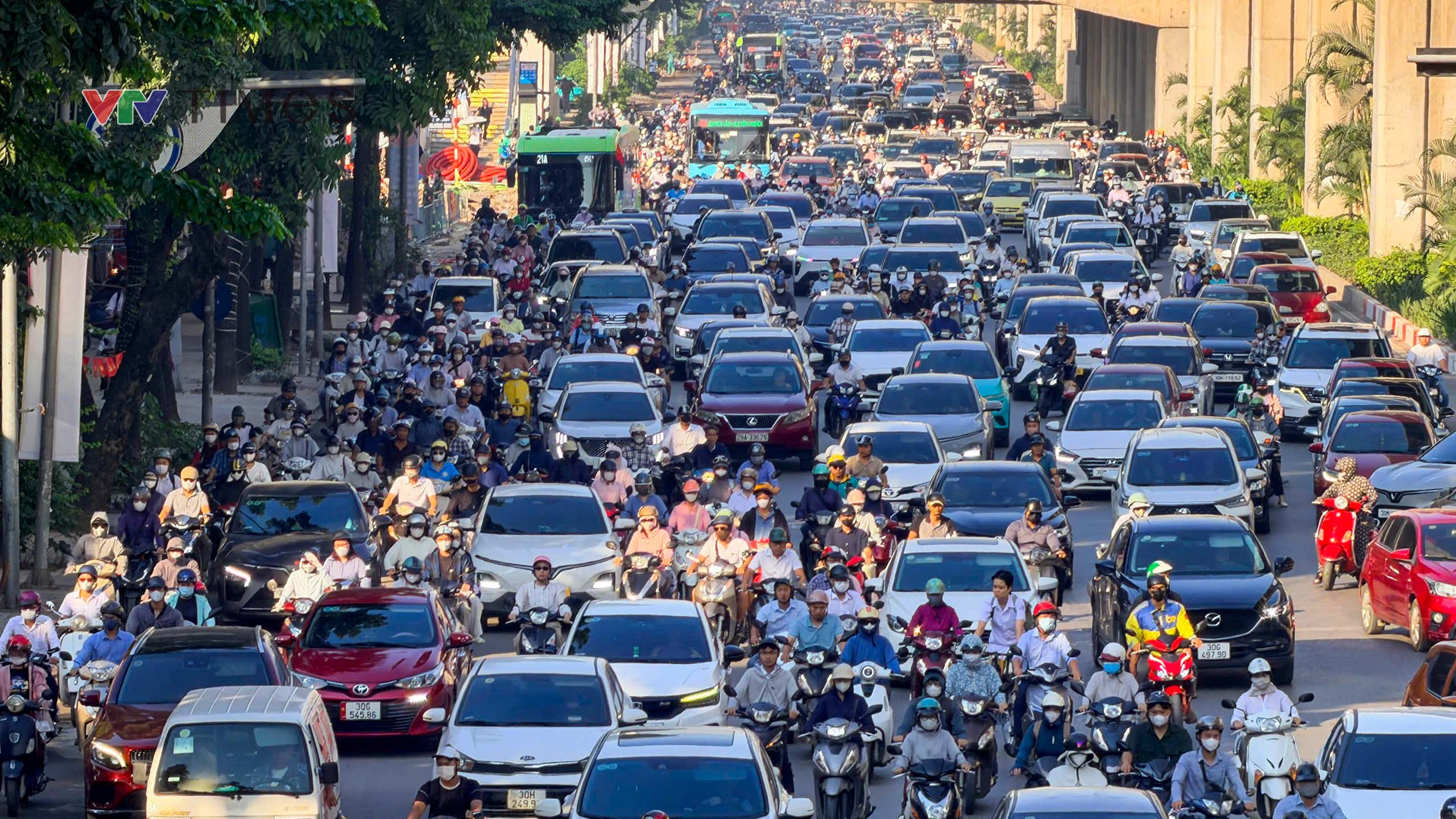 Đường phố H&agrave; Nội đ&ocirc;ng đ&uacute;c ng&agrave;y đầu đi l&agrave;m sau kỳ nghỉ lễ - Ảnh 11.