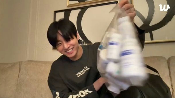 Jungkook tiết lộ việc uống hàng chục loại thuốc khiến người hâm mộ lo lắng - Ảnh 1.