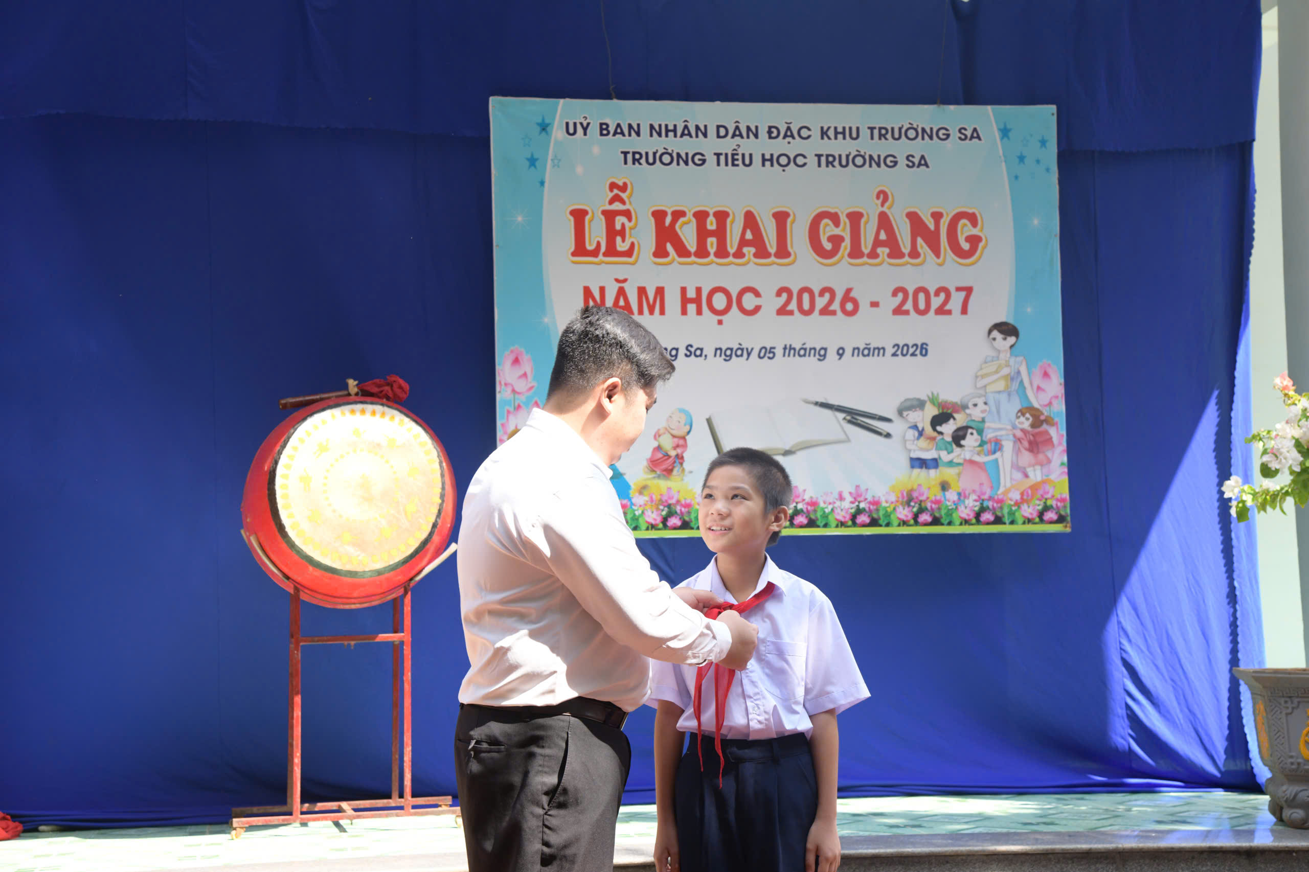 Rộn r&agrave;ng tiếng trống khai trường giữa tr&ugrave;ng khơi Trường Sa - Ảnh 3.