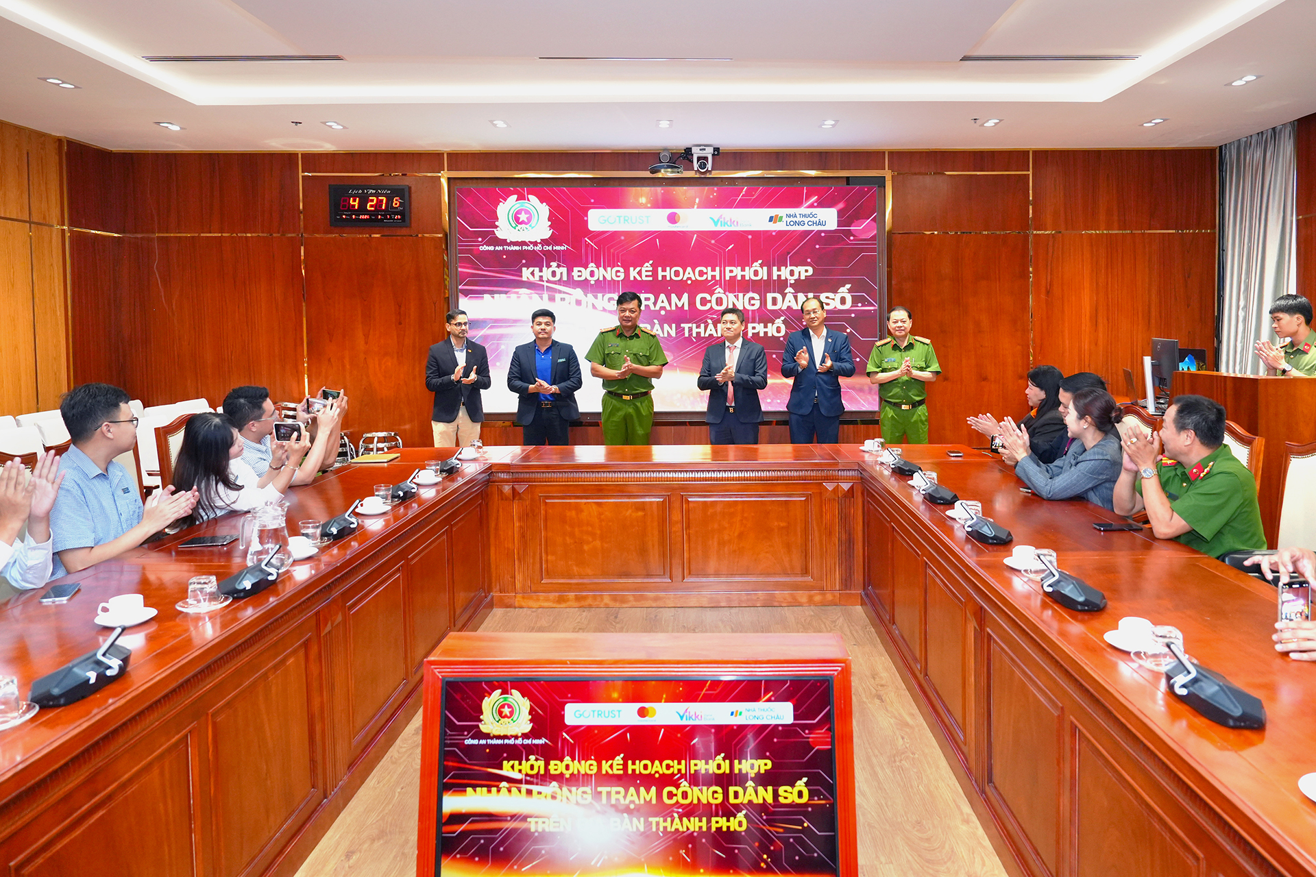 C&ocirc;ng an TP Hồ Ch&iacute; Minh c&ugrave;ng c&aacute;c đơn vị tăng tốc nh&acirc;n rộng mạng lưới Trạm C&ocirc;ng d&acirc;n số tr&ecirc;n địa b&agrave;n th&agrave;nh phố- Ảnh 1.