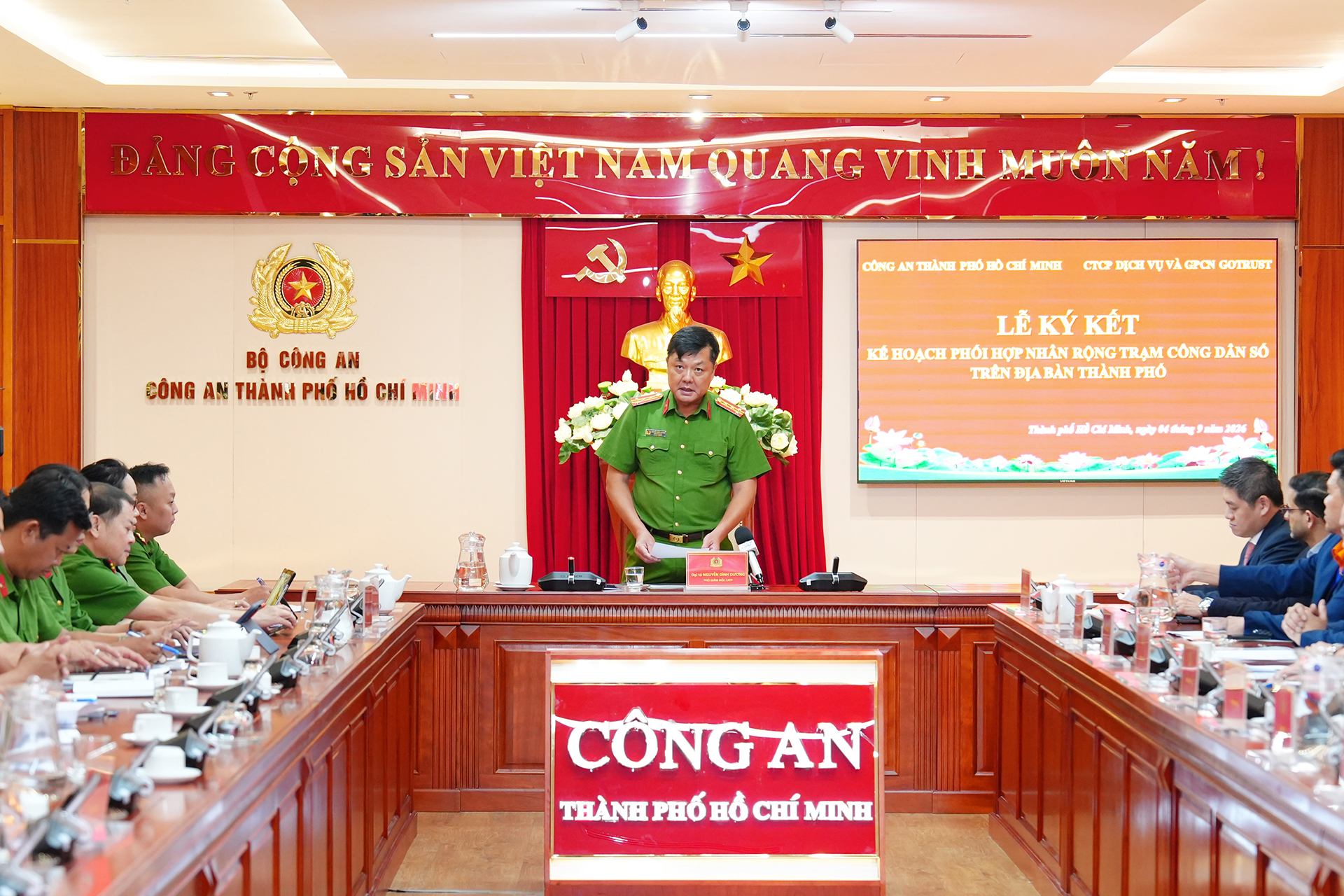 C&ocirc;ng an TP Hồ Ch&iacute; Minh c&ugrave;ng c&aacute;c đơn vị tăng tốc nh&acirc;n rộng mạng lưới Trạm C&ocirc;ng d&acirc;n số tr&ecirc;n địa b&agrave;n th&agrave;nh phố- Ảnh 3.