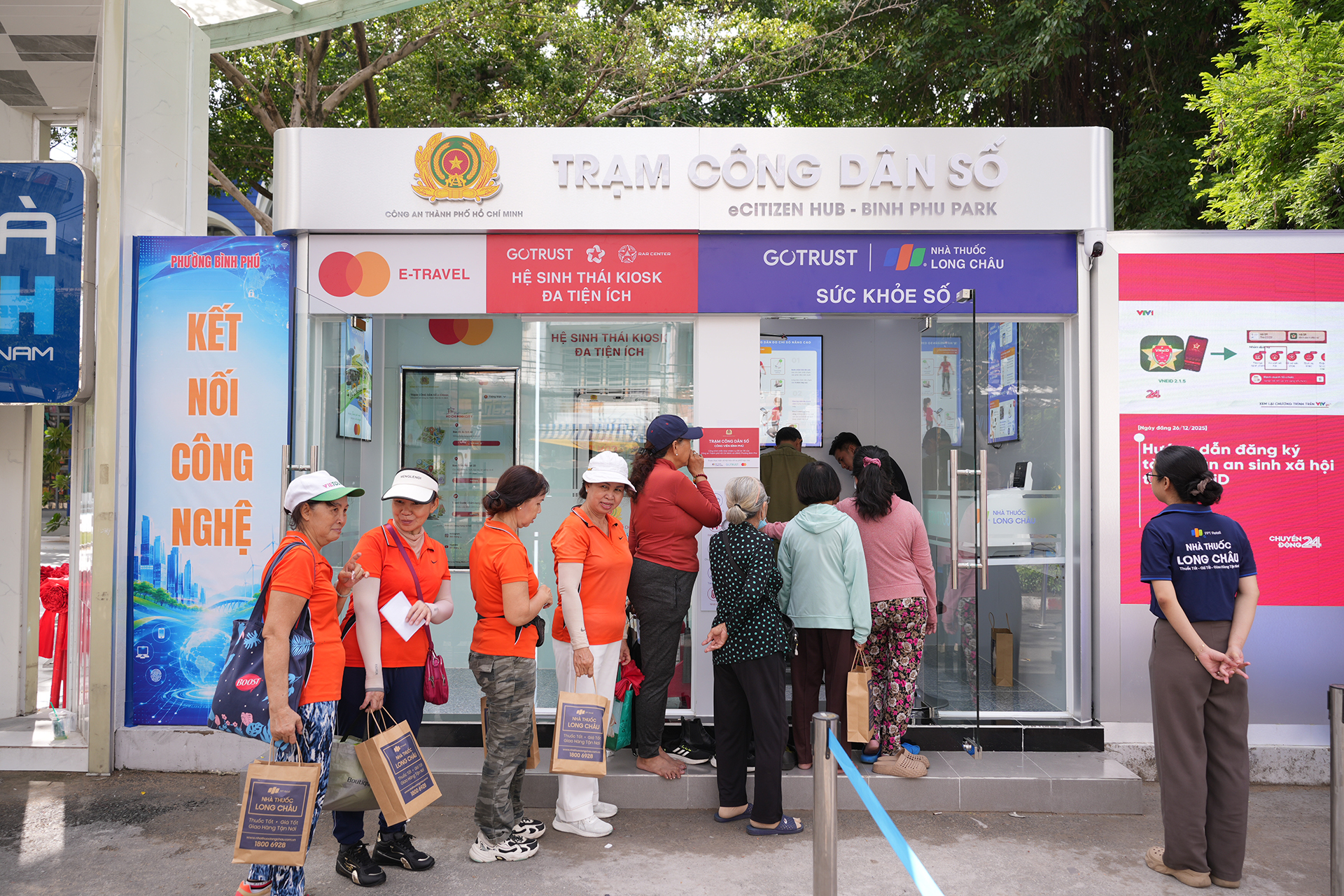 C&ocirc;ng an TP Hồ Ch&iacute; Minh c&ugrave;ng c&aacute;c đơn vị tăng tốc nh&acirc;n rộng mạng lưới Trạm C&ocirc;ng d&acirc;n số tr&ecirc;n địa b&agrave;n th&agrave;nh phố- Ảnh 5.