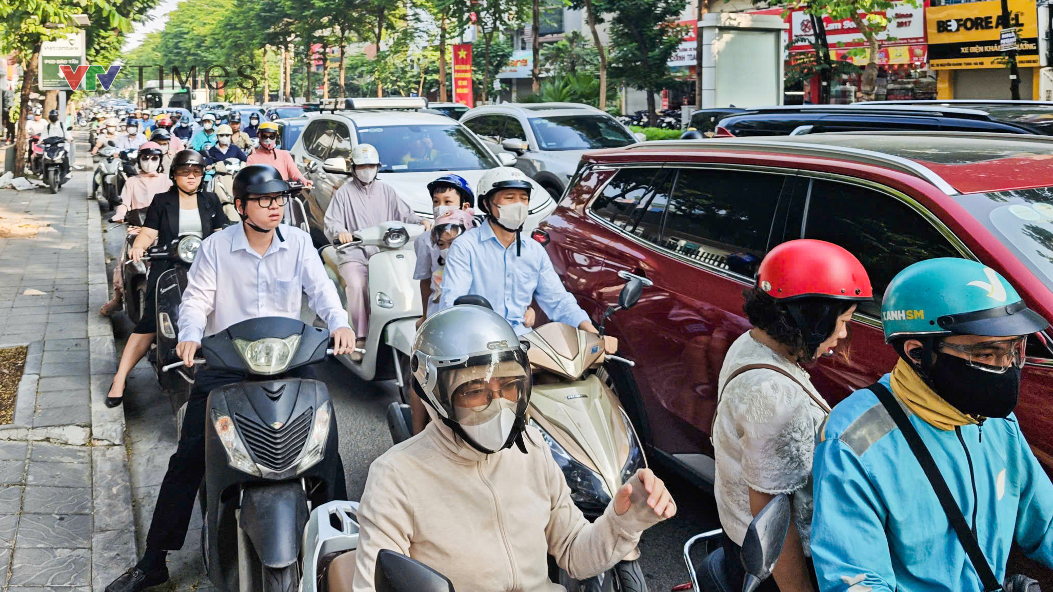 Hà Nội ùn tắc nhiều tuyến đường trong ngày đầu tuần sau khai giảng - Ảnh 7.