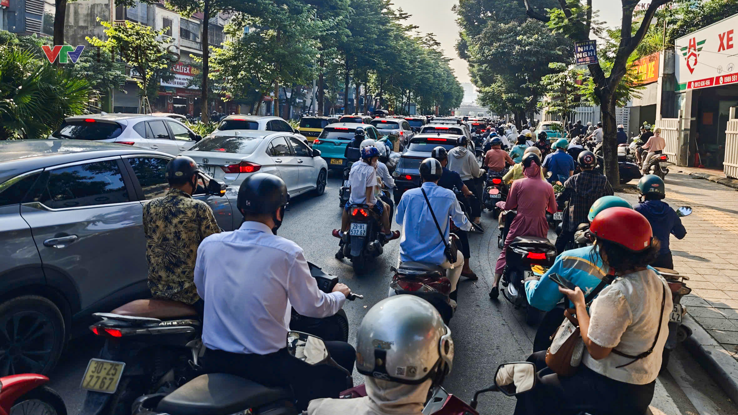 Hà Nội ùn tắc nhiều tuyến đường trong ngày đầu tuần sau khai giảng - Ảnh 8.