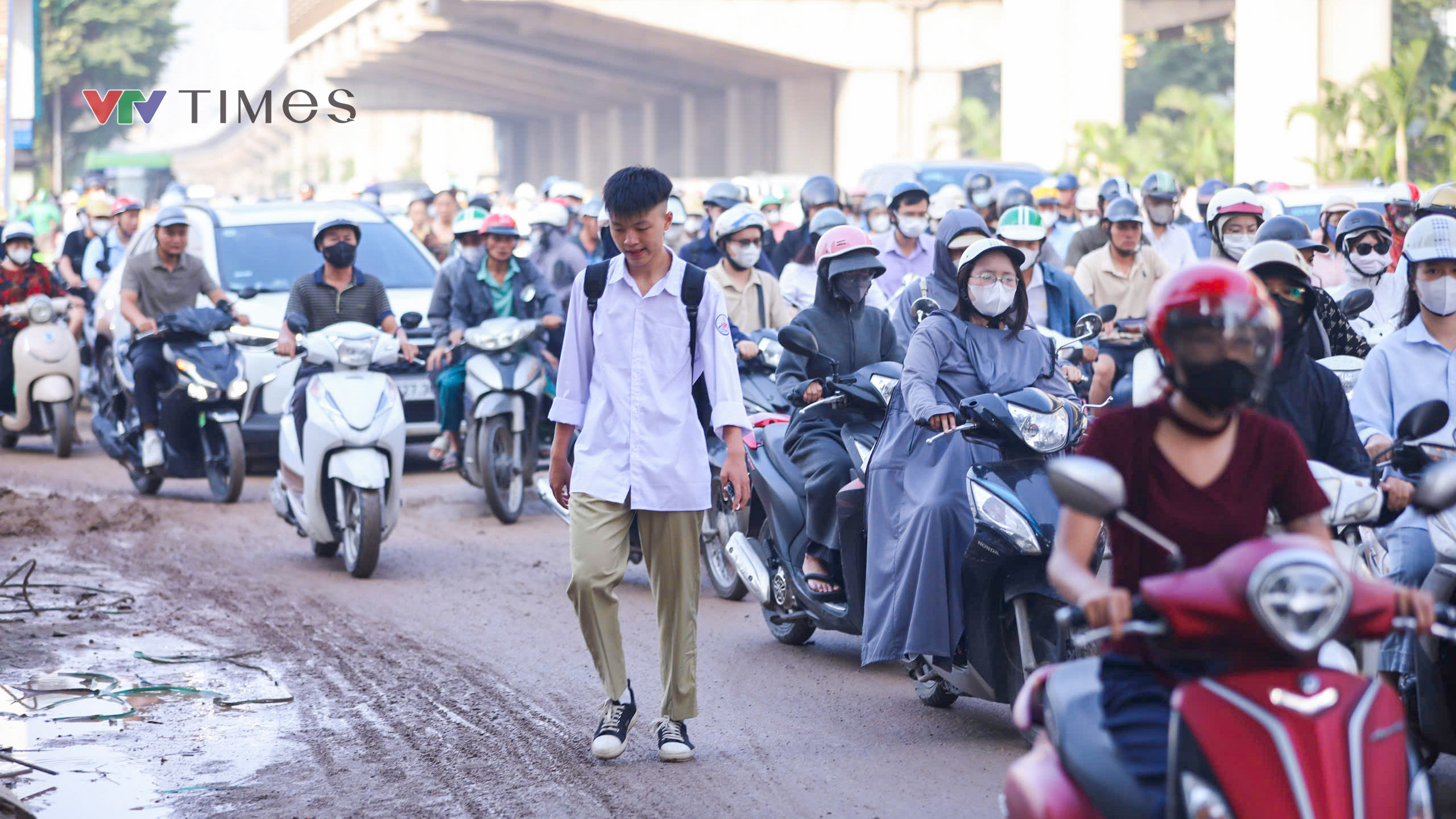 Hà Nội ùn tắc nhiều tuyến đường trong ngày đầu tuần sau khai giảng - Ảnh 6.