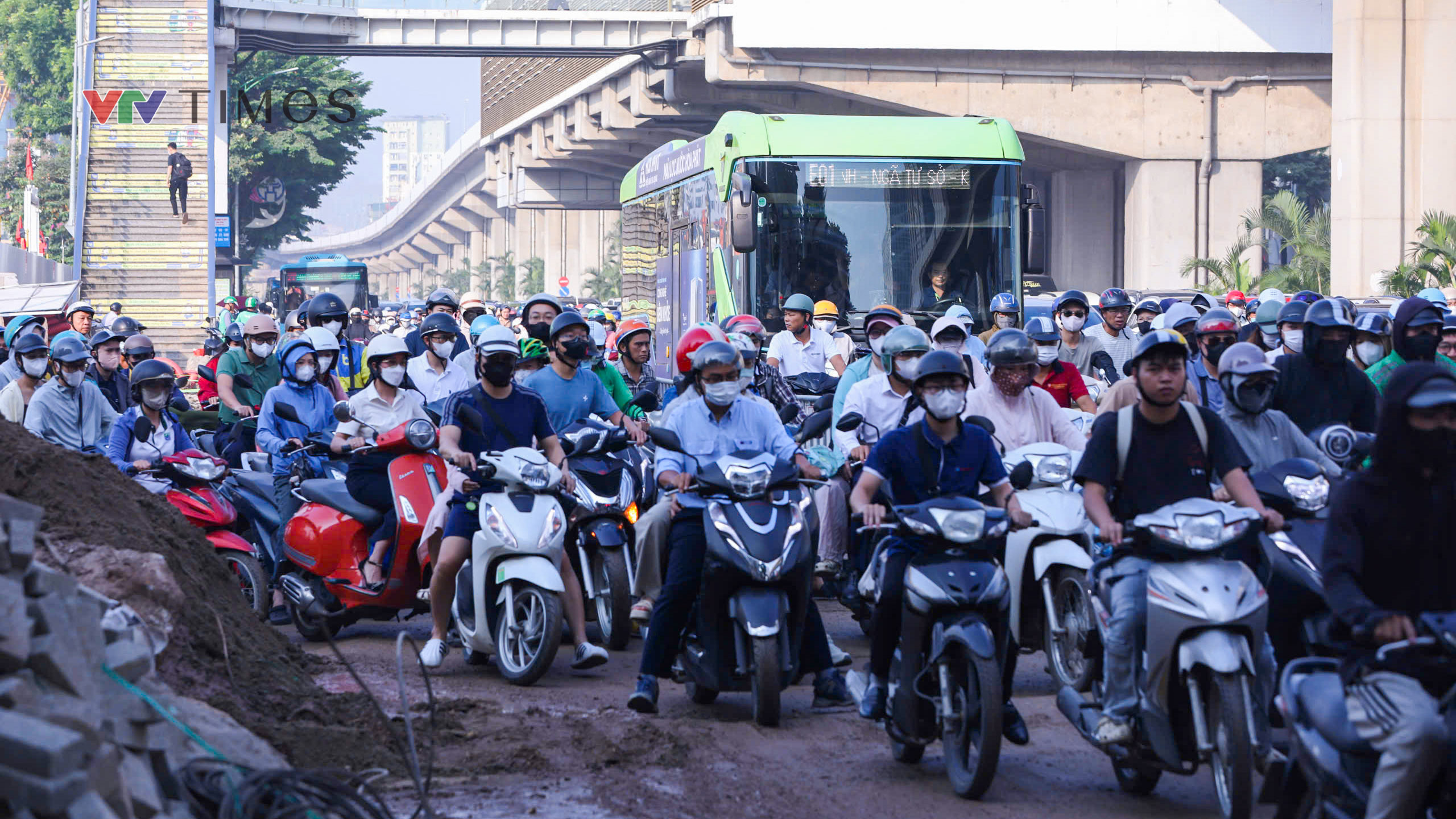 Hà Nội ùn tắc nhiều tuyến đường trong ngày đầu tuần sau khai giảng - Ảnh 5.