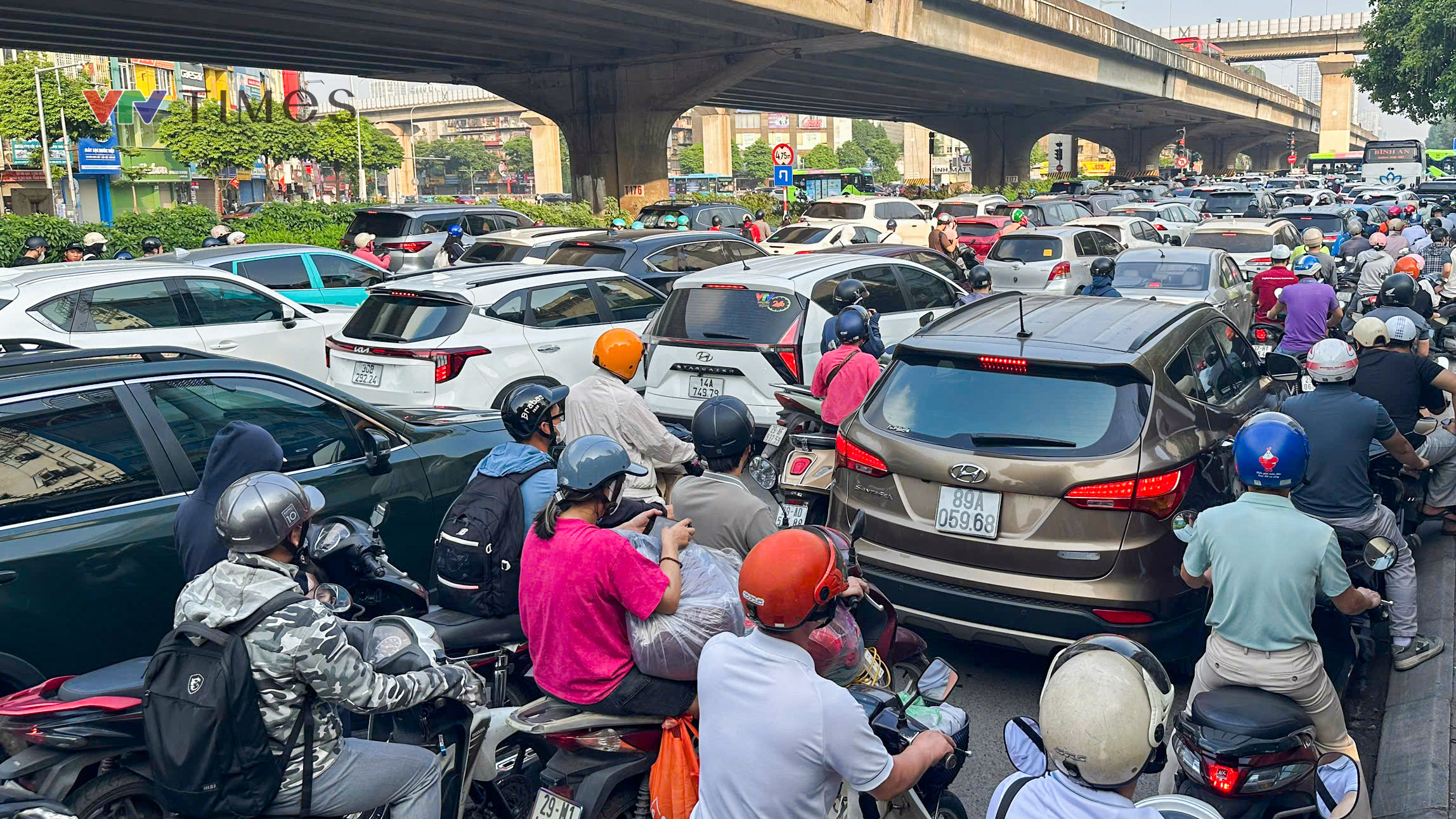 Hà Nội ùn tắc nhiều tuyến đường trong ngày đầu tuần sau khai giảng - Ảnh 4.