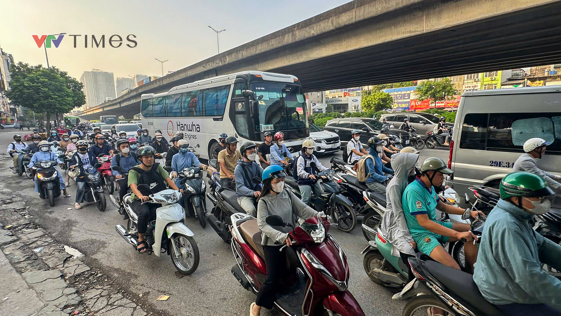 Hà Nội ùn tắc nhiều tuyến đường trong ngày đầu tuần sau khai giảng - Ảnh 3.