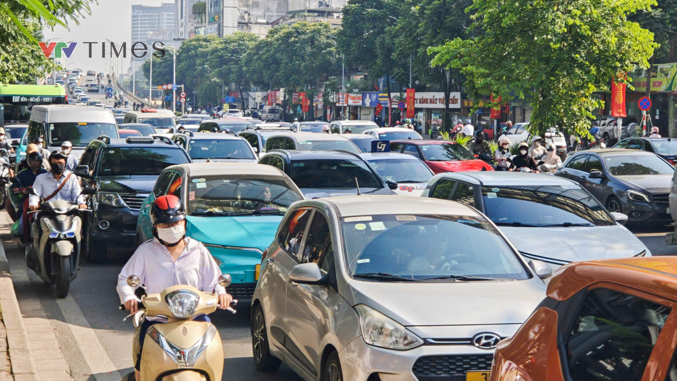 Hà Nội ùn tắc nhiều tuyến đường trong ngày đầu tuần sau khai giảng - Ảnh 9.