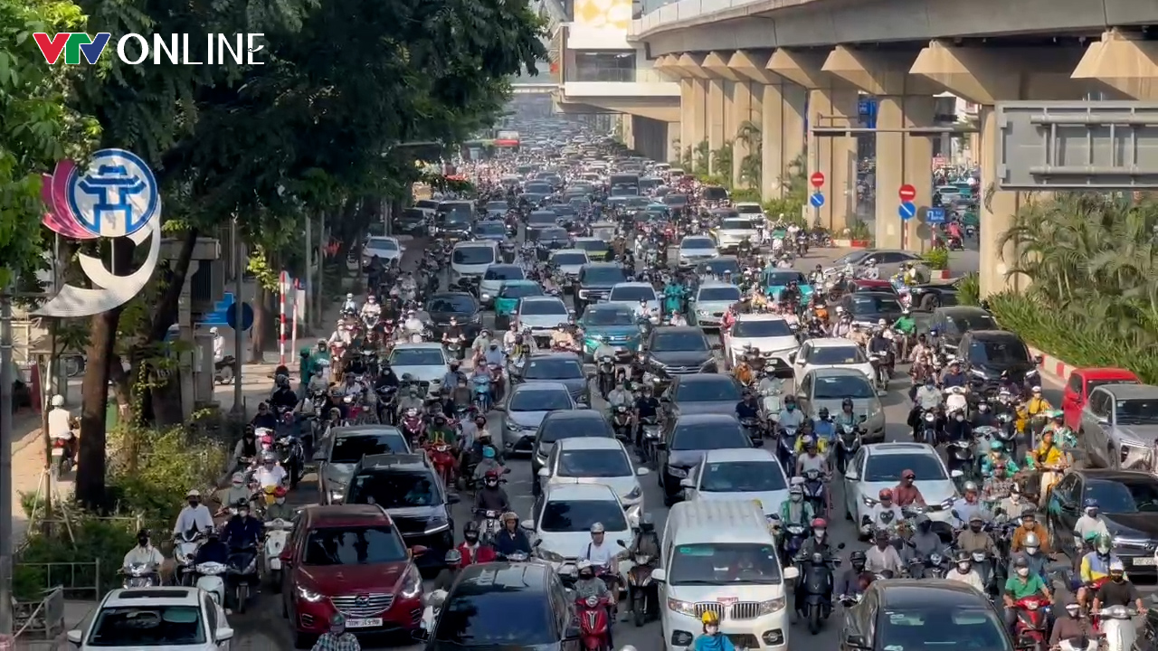 Hà Nội ùn tắc nhiều tuyến đường trong ngày đầu tuần sau khai giảng - Ảnh 2.