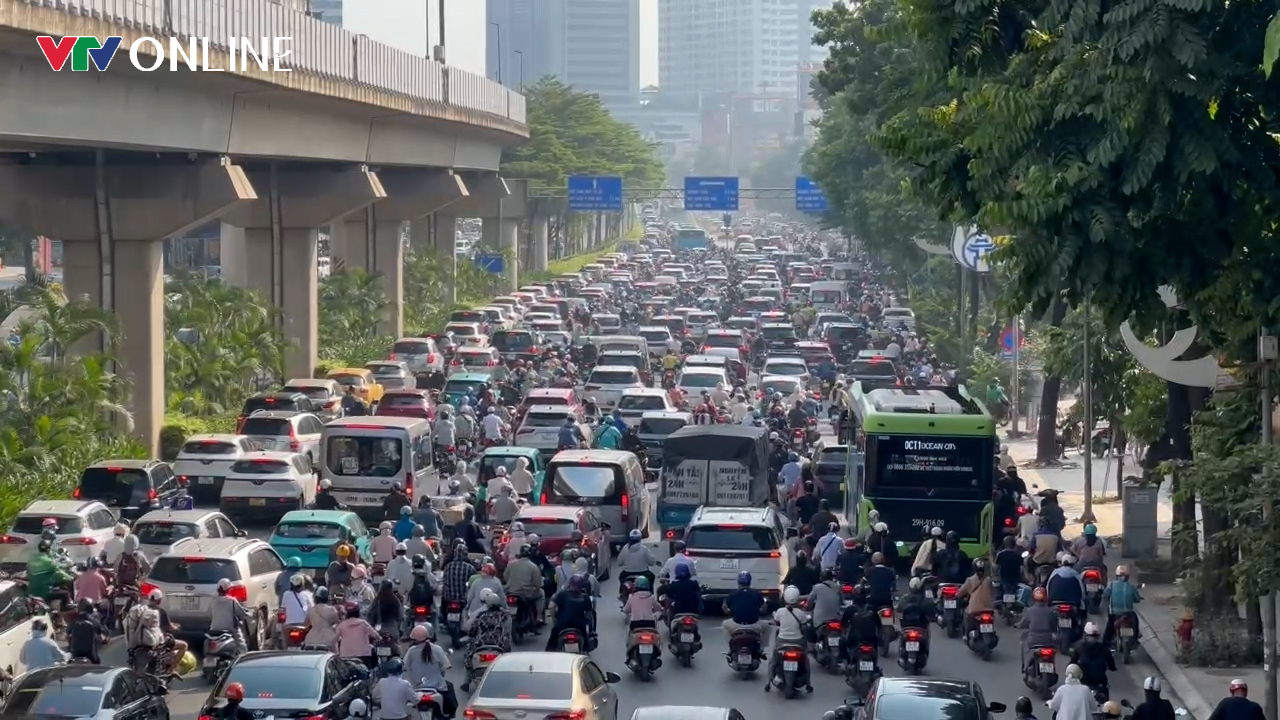 Hà Nội ùn tắc nhiều tuyến đường trong ngày đầu tuần sau khai giảng - Ảnh 1.