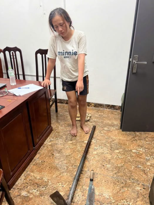 Cầm dao, cuốc đuổi đ&aacute;nh người b&aacute;n h&agrave;ng nước, người phụ nữ bị bắt tạm giam - Ảnh 1.