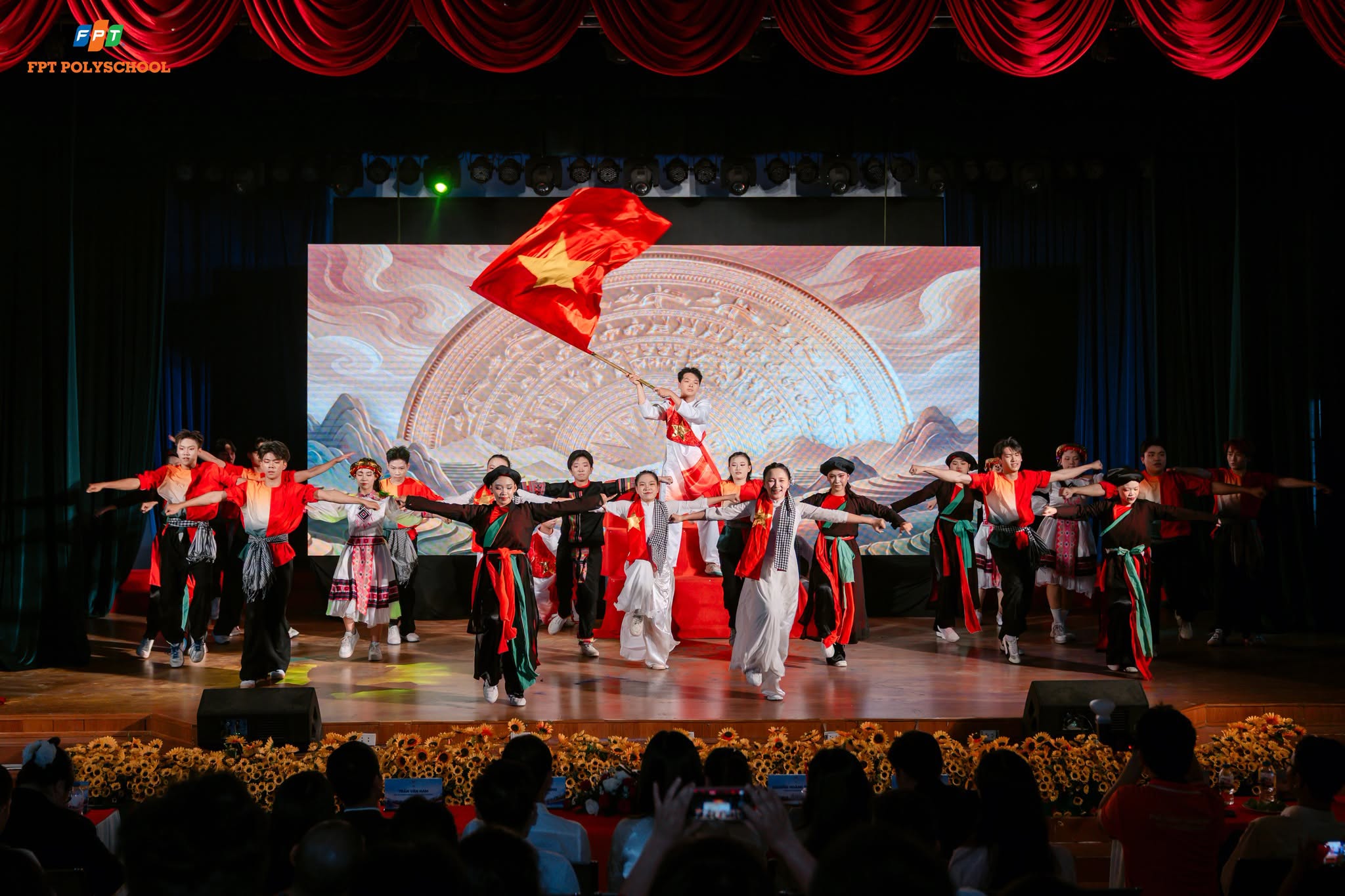 FPT PolySchool h&ograve;a chung kh&ocirc;ng kh&iacute; tựu trường, ch&agrave;o đ&oacute;n K22 - Ảnh 2.