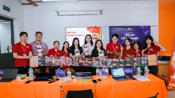 Sinh vi&ecirc;n FPT Polytechnic gom y&ecirc;u thương v&agrave;o từng dự &aacute;n tốt nghiệp- Ảnh 1.