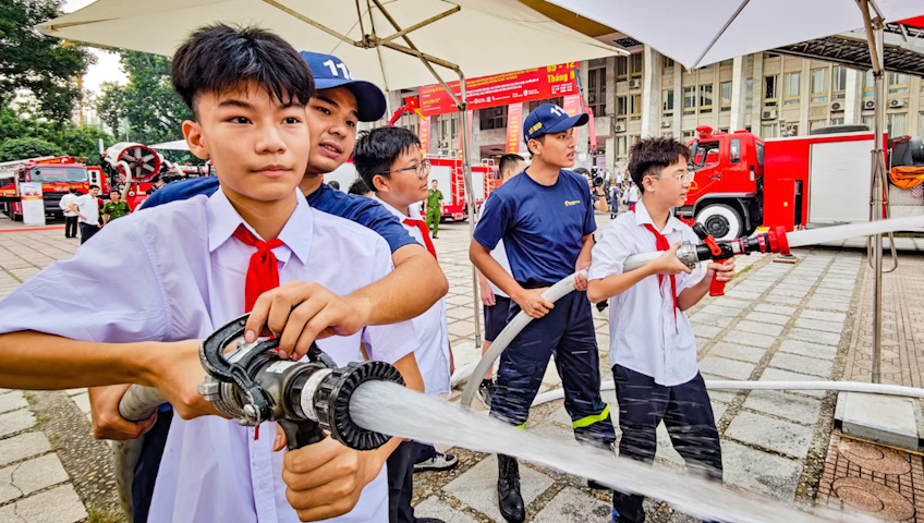 Đưa &ldquo;thao trường&rdquo; v&agrave;o triển l&atilde;m quốc tế PCCC v&agrave; CNCH, người d&acirc;n xếp h&agrave;ng trải nghiệm - Ảnh 6.
