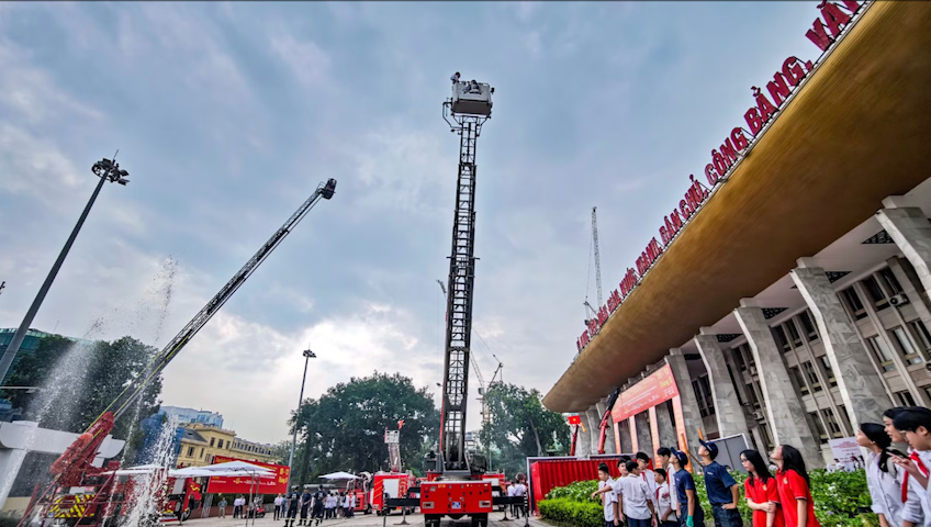 Đưa &ldquo;thao trường&rdquo; v&agrave;o triển l&atilde;m quốc tế PCCC v&agrave; CNCH, người d&acirc;n xếp h&agrave;ng trải nghiệm - Ảnh 2.
