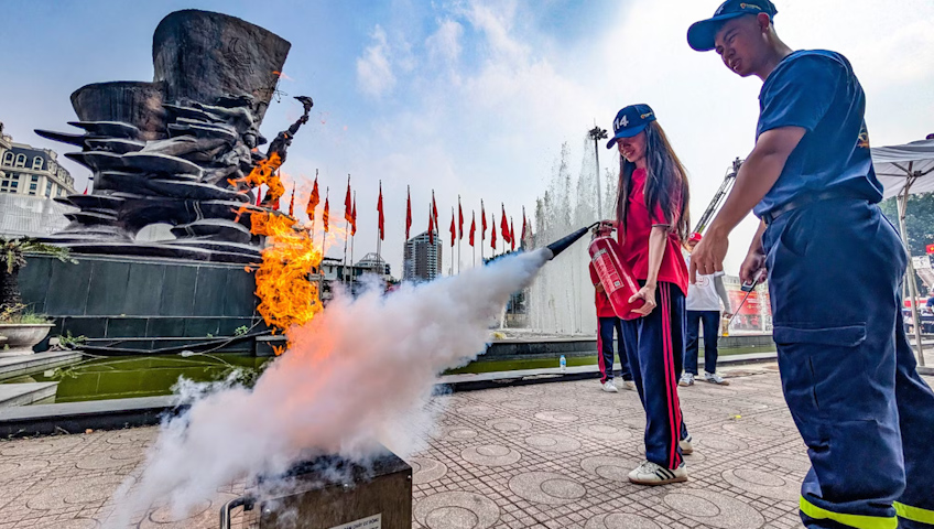 Đưa &ldquo;thao trường&rdquo; v&agrave;o triển l&atilde;m quốc tế PCCC v&agrave; CNCH, người d&acirc;n xếp h&agrave;ng trải nghiệm - Ảnh 3.