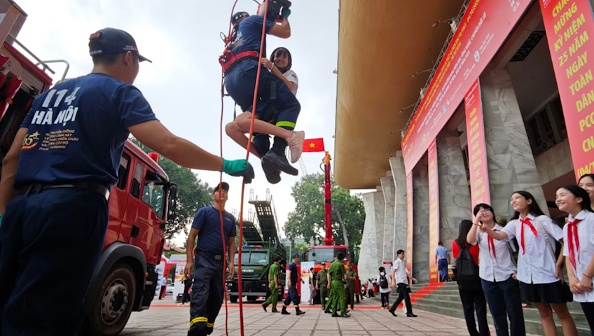 Đưa &ldquo;thao trường&rdquo; v&agrave;o triển l&atilde;m quốc tế PCCC v&agrave; CNCH, người d&acirc;n xếp h&agrave;ng trải nghiệm - Ảnh 5.