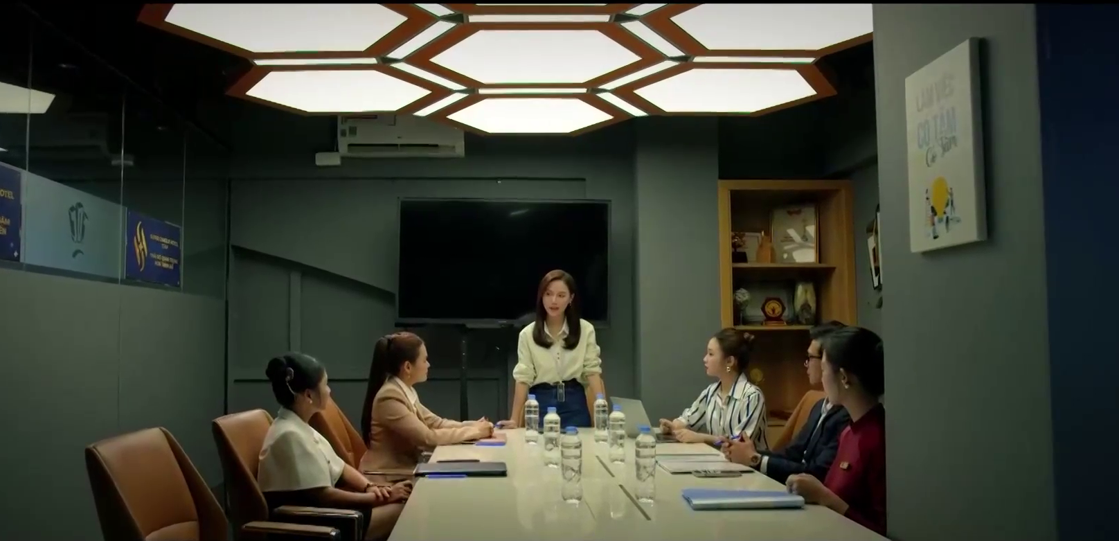 M&ugrave;a h&egrave; năm ấy - Tập 14: Phương muối mặt nhờ T&ugrave;ng cứu Kh&aacute;nh vụ qu&aacute;n bar - Ảnh 5.