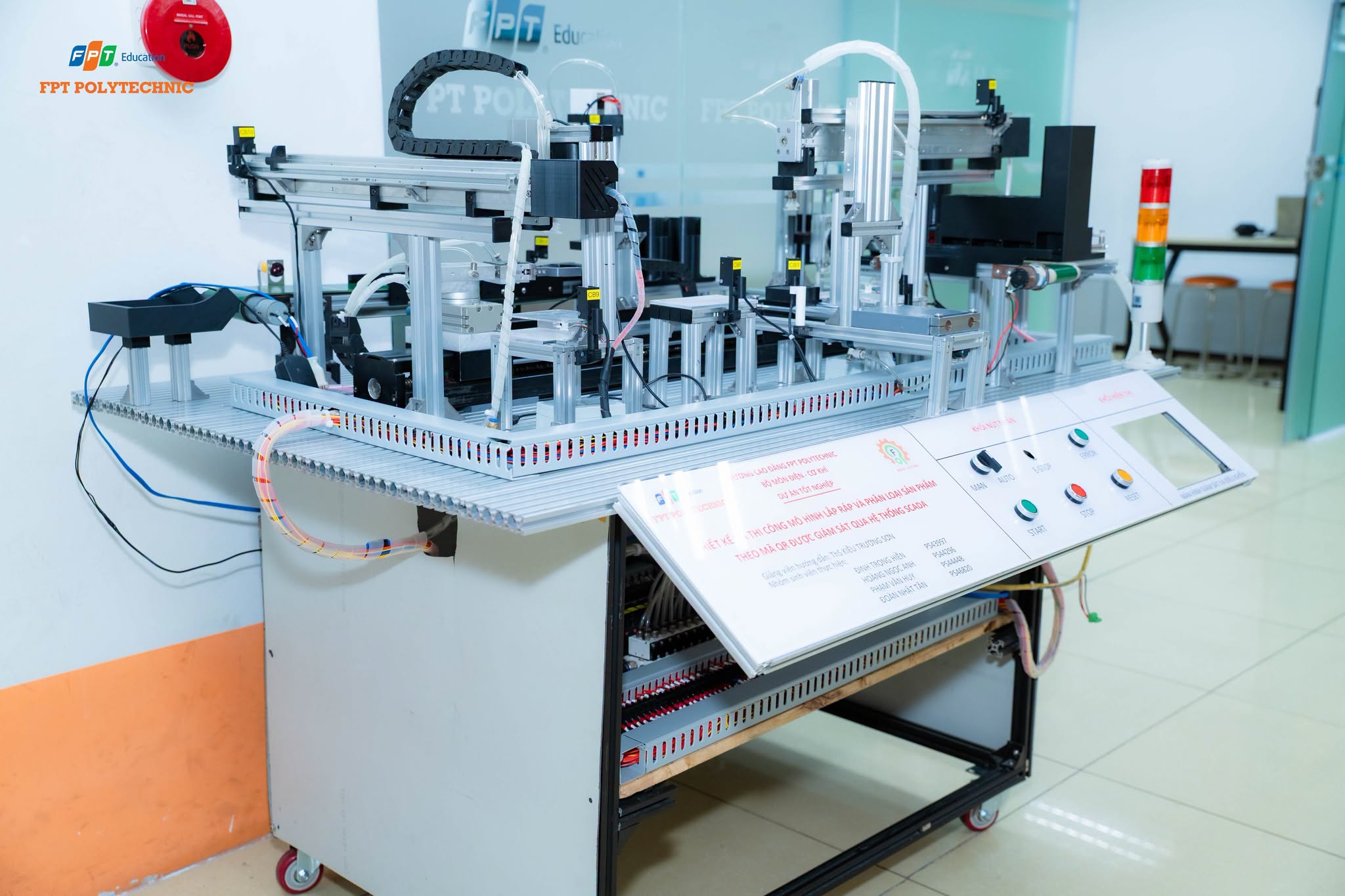 Khi sinh viên kỹ thuật học cách "giao việc" cho máy móc - Ảnh 2.