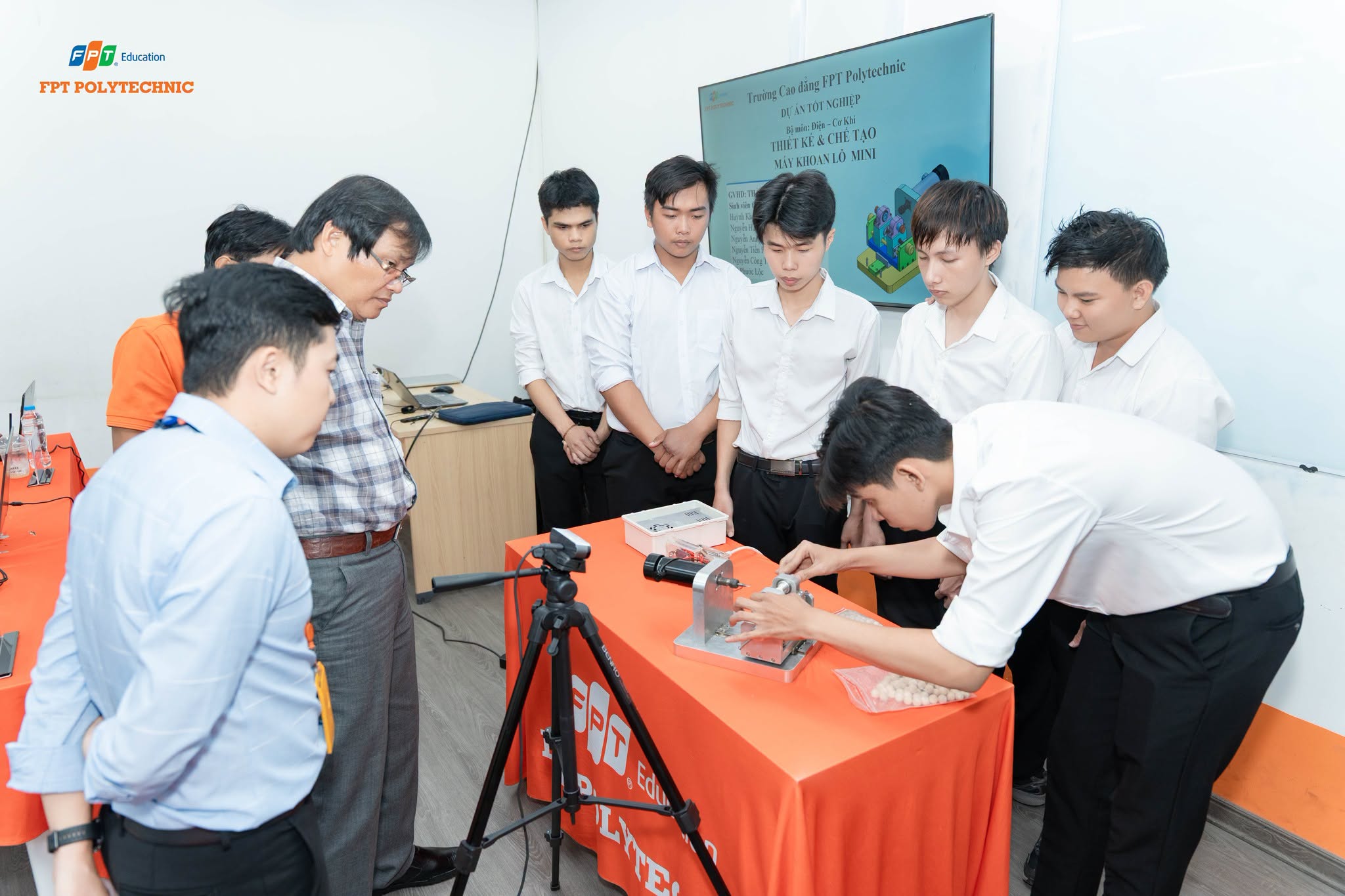 Khi sinh viên kỹ thuật học cách "giao việc" cho máy móc - Ảnh 1.
