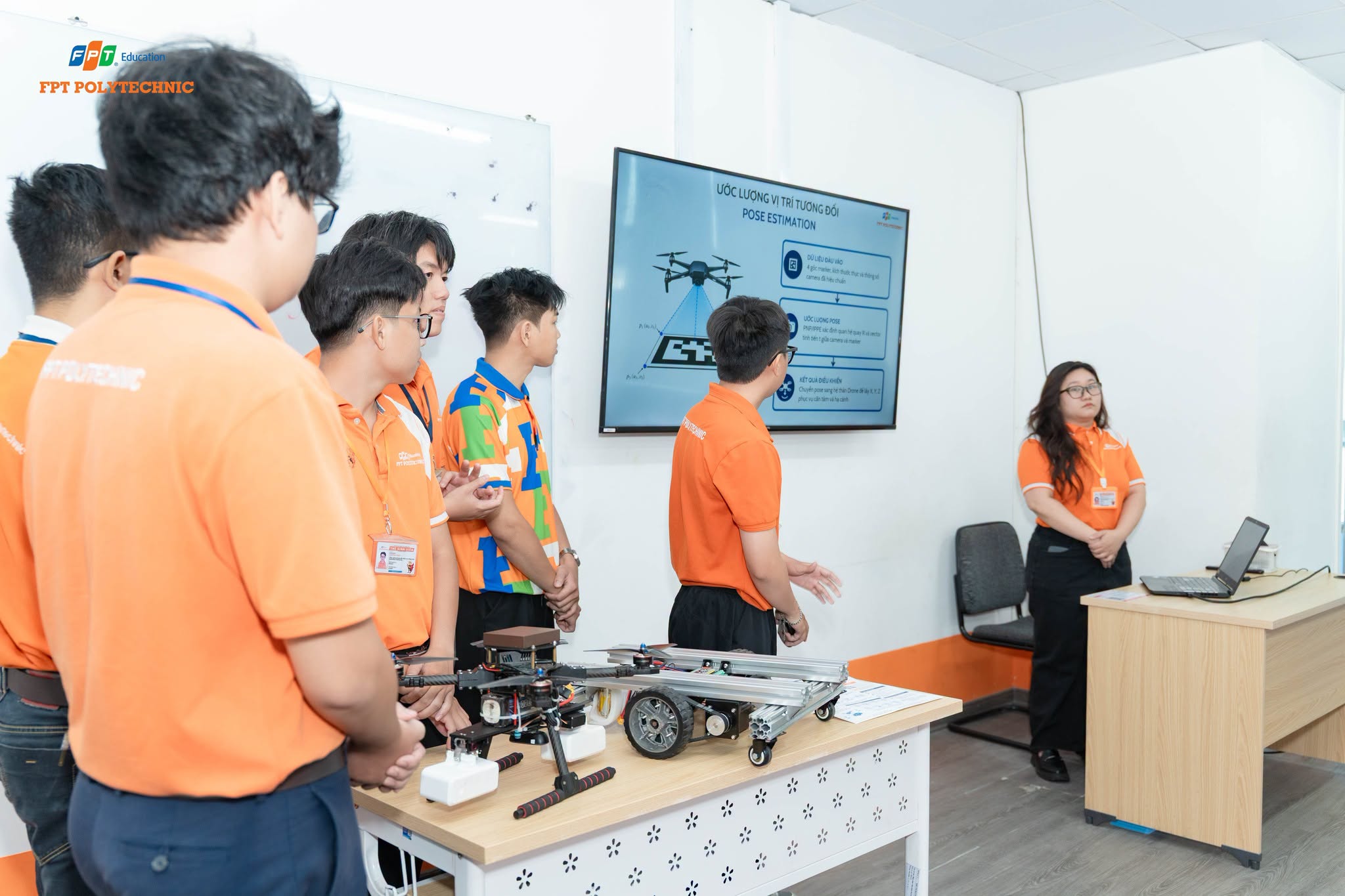 Khi sinh viên kỹ thuật học cách "giao việc" cho máy móc - Ảnh 4.