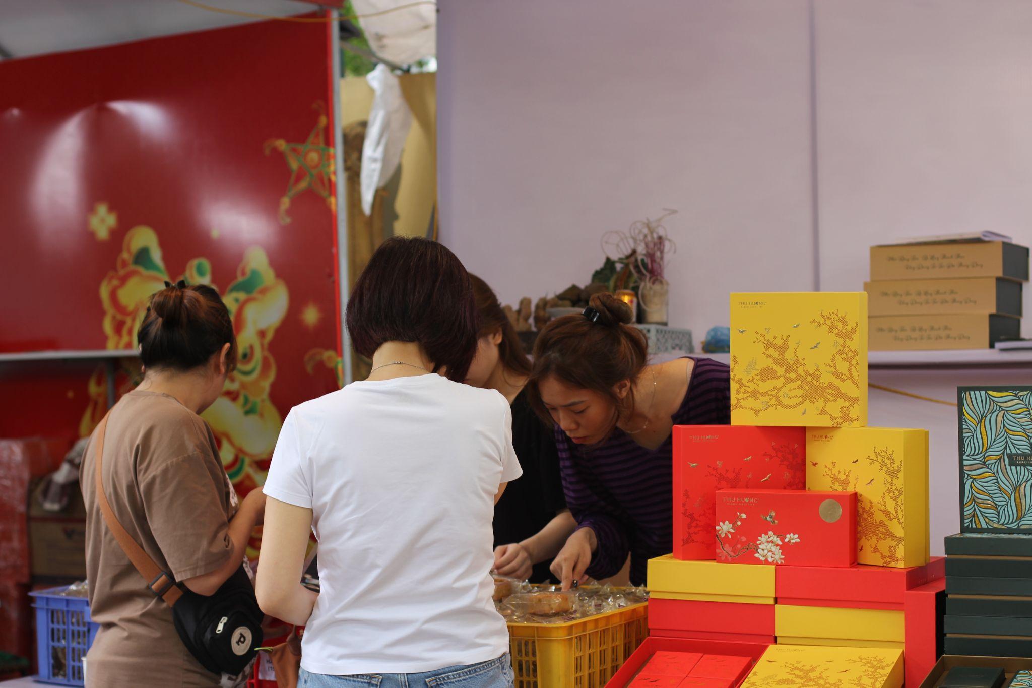 Phố phường Hà Nội rộn ràng khi mùa Trung thu cận kề - Ảnh 10.