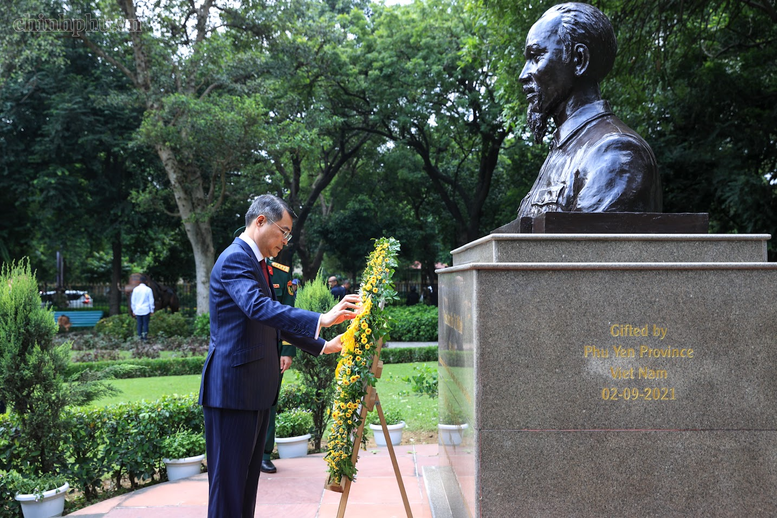 Thủ tướng L&ecirc; Minh Hưng d&acirc;ng hoa tưởng niệm Chủ tịch Hồ Ch&iacute; Minh tại New Delhi- Ảnh 1.