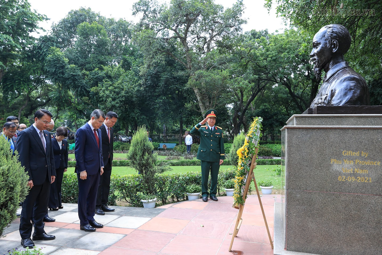Thủ tướng L&ecirc; Minh Hưng d&acirc;ng hoa tưởng niệm Chủ tịch Hồ Ch&iacute; Minh tại New Delhi- Ảnh 2.