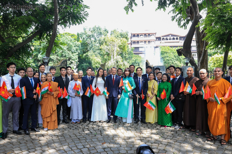 Thủ tướng L&ecirc; Minh Hưng d&acirc;ng hoa tưởng niệm Chủ tịch Hồ Ch&iacute; Minh tại New Delhi- Ảnh 4.