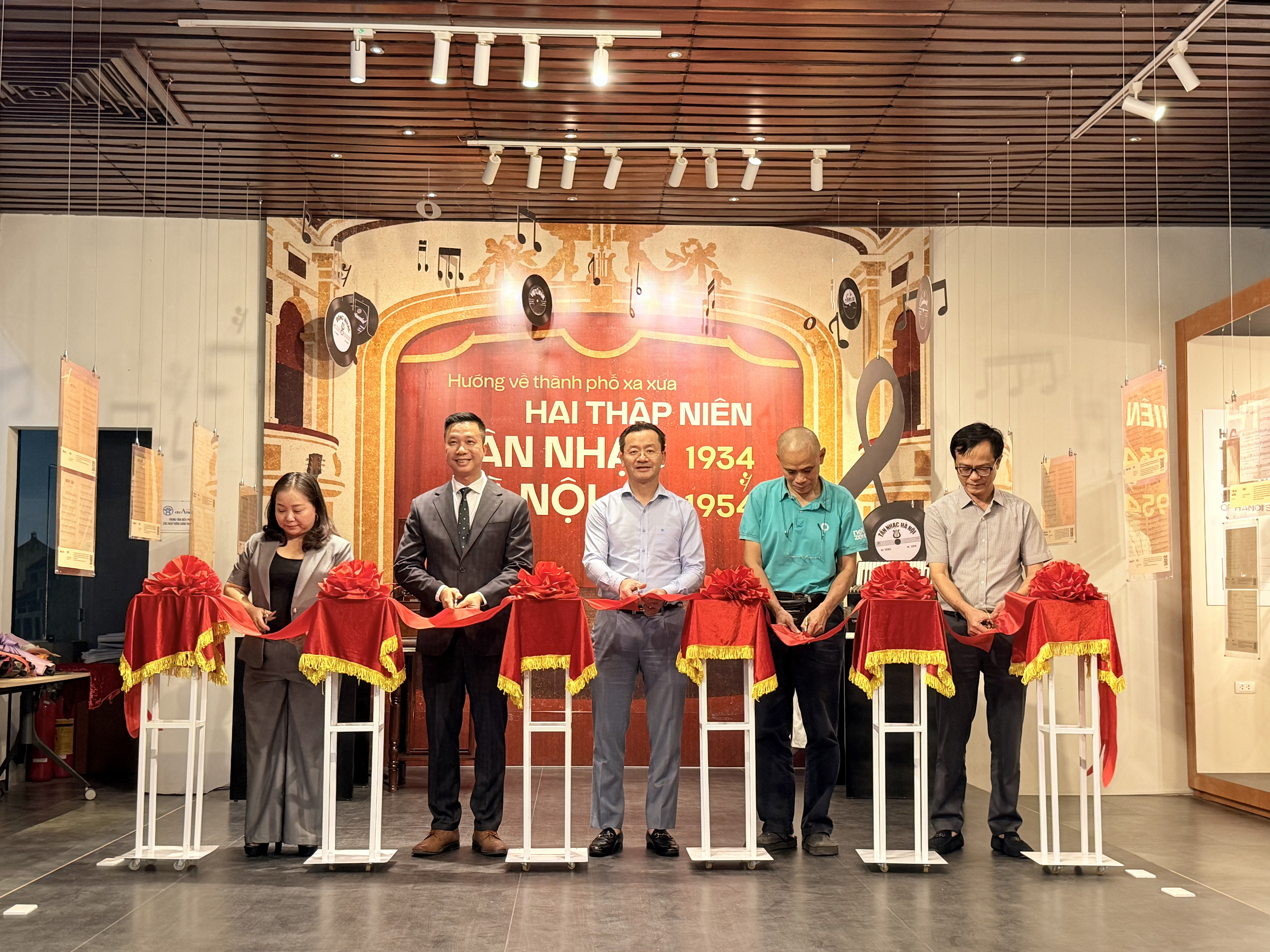 Trưng bày 'Hướng về thành phố xa xưa': Tái hiện hai thập niên tân nhạc Hà Nội- Ảnh 2.