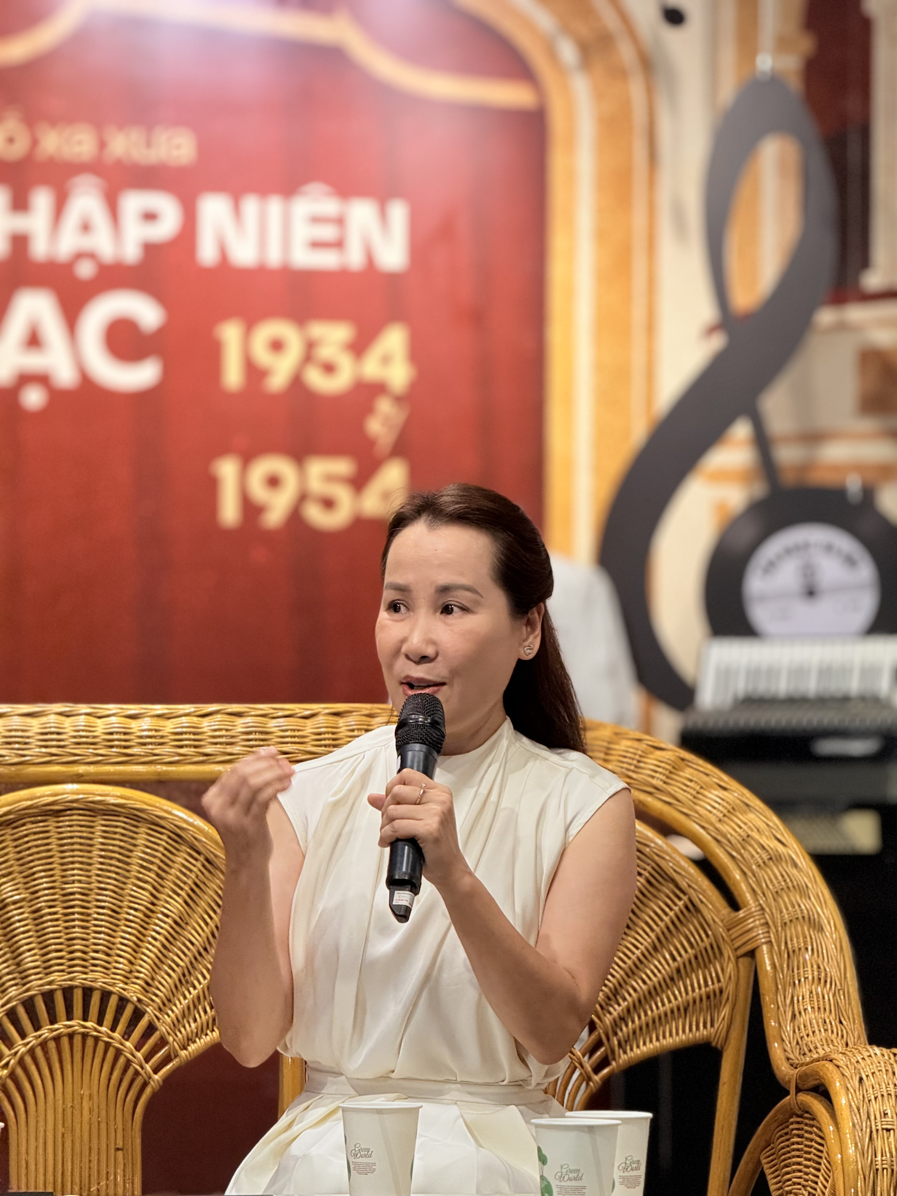 Trưng bày 'Hướng về thành phố xa xưa': Tái hiện hai thập niên tân nhạc Hà Nội- Ảnh 4.