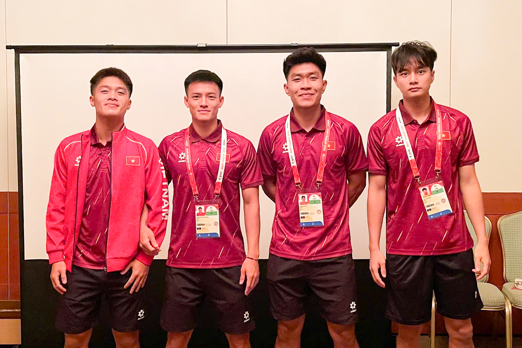 HLV Đinh Hồng Vinh: “Mục tiêu đầu tiên của U23 Việt Nam là vượt qua vòng bảng”- Ảnh 1. HLV Đinh Hồng Vinh: “Mục tiêu đầu tiên của U23 Việt Nam là vượt qua vòng bảng”- Ảnh 1.