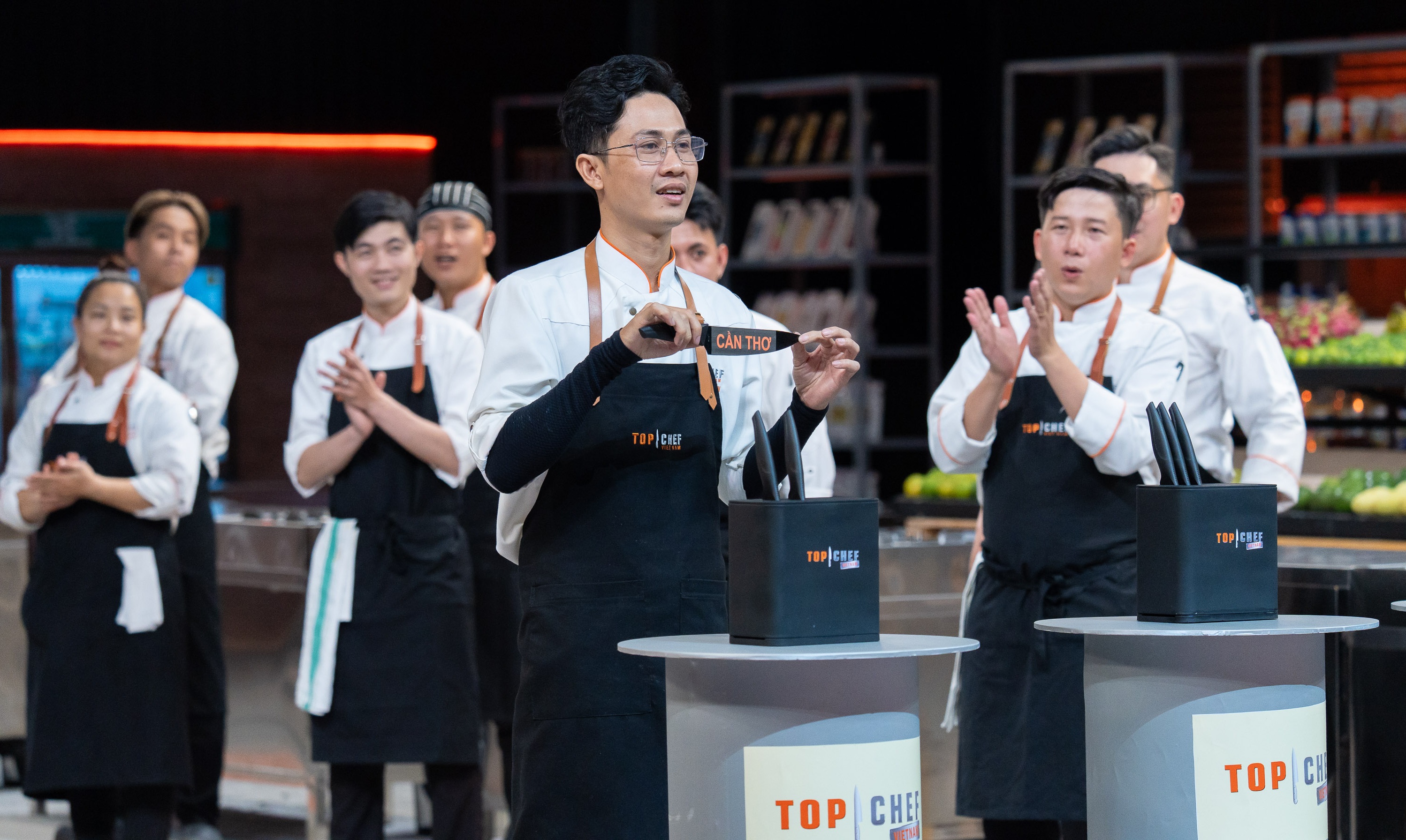 Top Chef - Tập 7: Đang nấu món của mình, 9 đầu bếp bất ngờ phải “đổi bài” giữa trận - Ảnh 1.