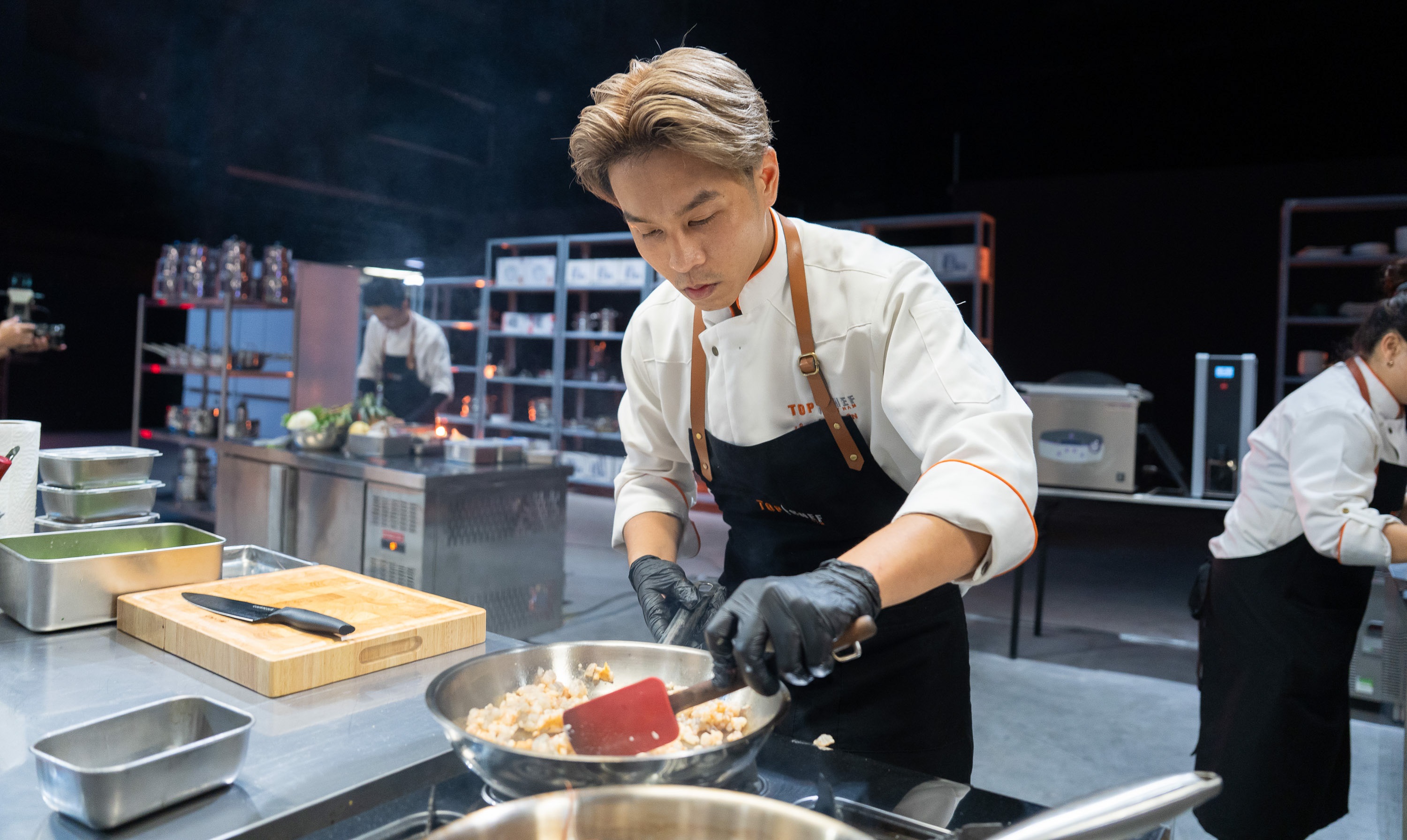 Top Chef - Tập 7: Đang nấu món của mình, 9 đầu bếp bất ngờ phải “đổi bài” giữa trận - Ảnh 3.