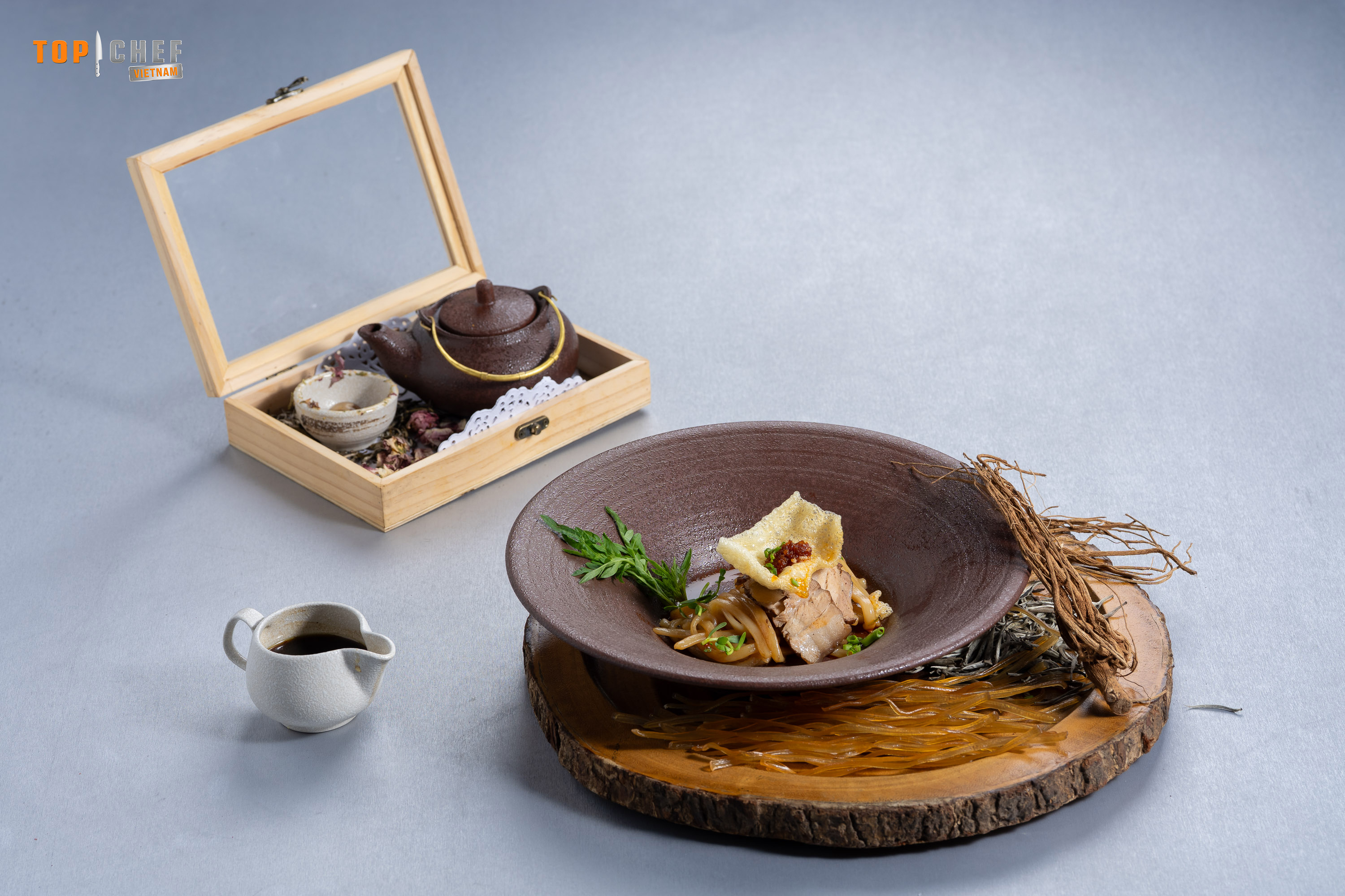 Top Chef - Tập 7: Đang nấu món của mình, 9 đầu bếp bất ngờ phải “đổi bài” giữa trận - Ảnh 9.